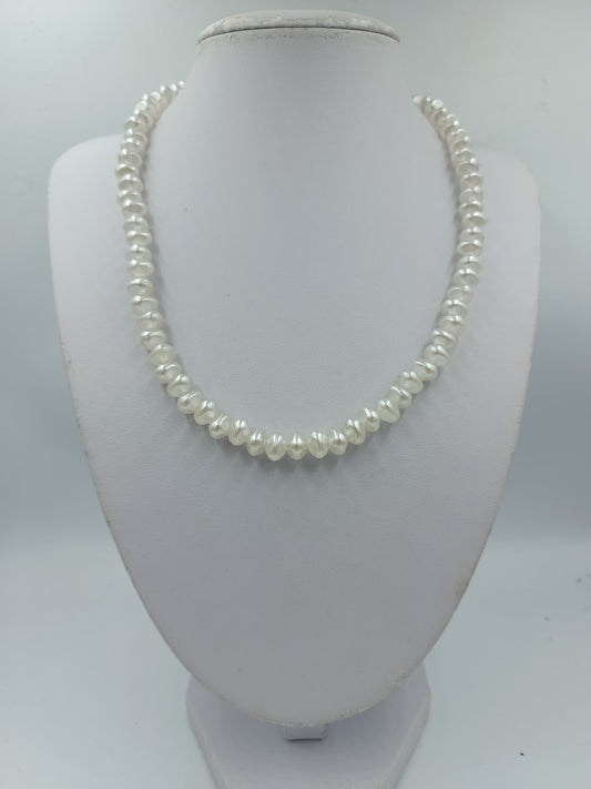 Klassische Perlenkette in natürlicher Optik mit unregelmäßigen Süßwasserperlen für zeitlose Eleganz