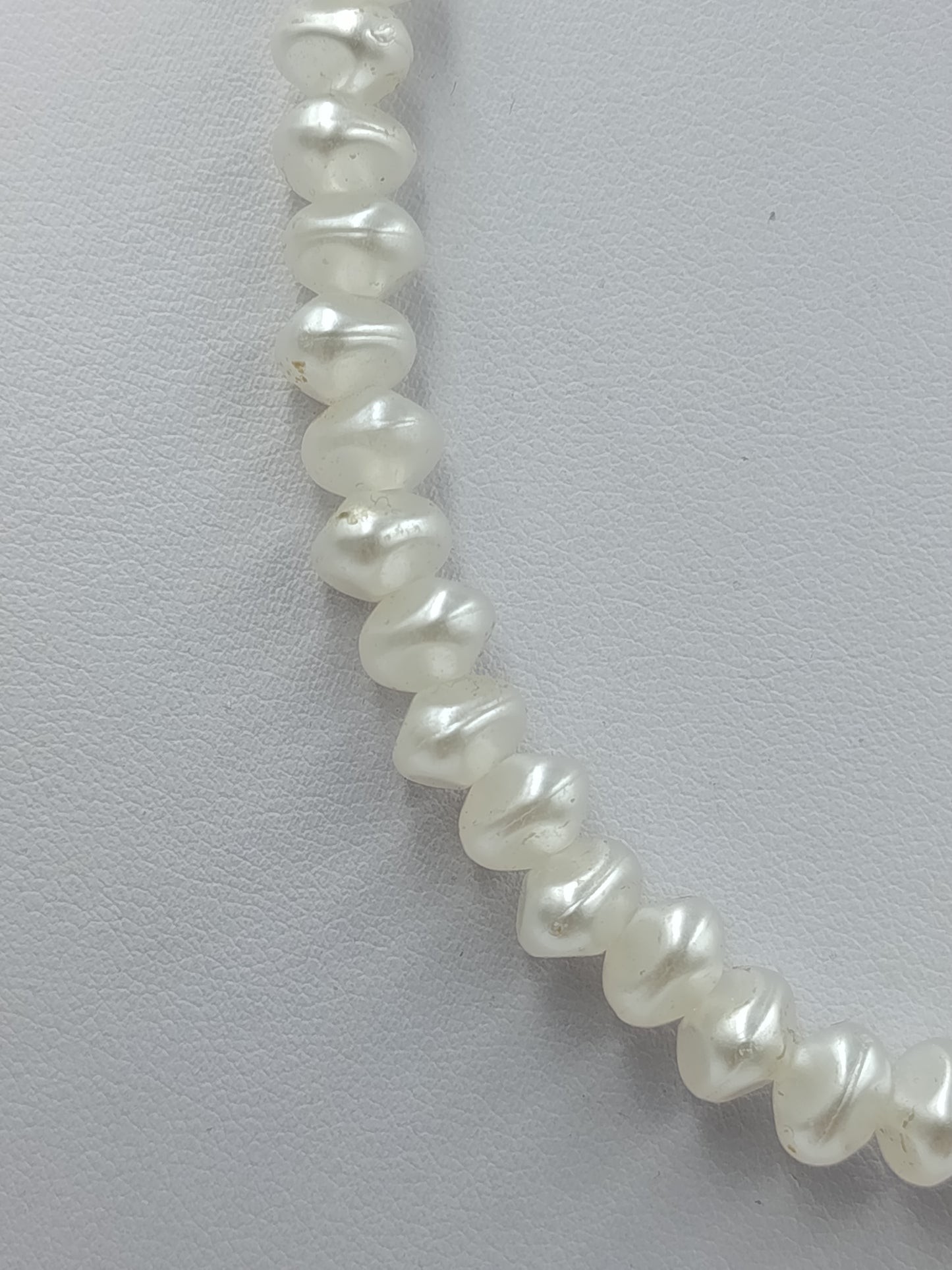 Klassische Perlenkette in natürlicher Optik mit unregelmäßigen Süßwasserperlen für zeitlose Eleganz