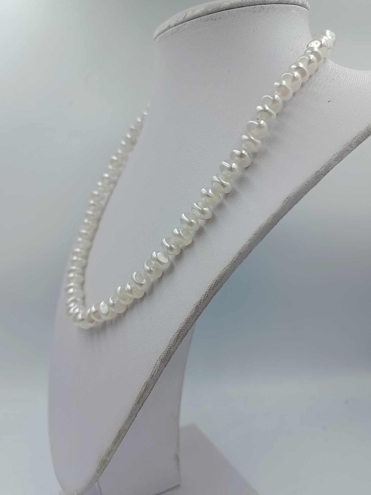 Klassische Perlenkette in natürlicher Optik mit unregelmäßigen Süßwasserperlen für zeitlose Eleganz