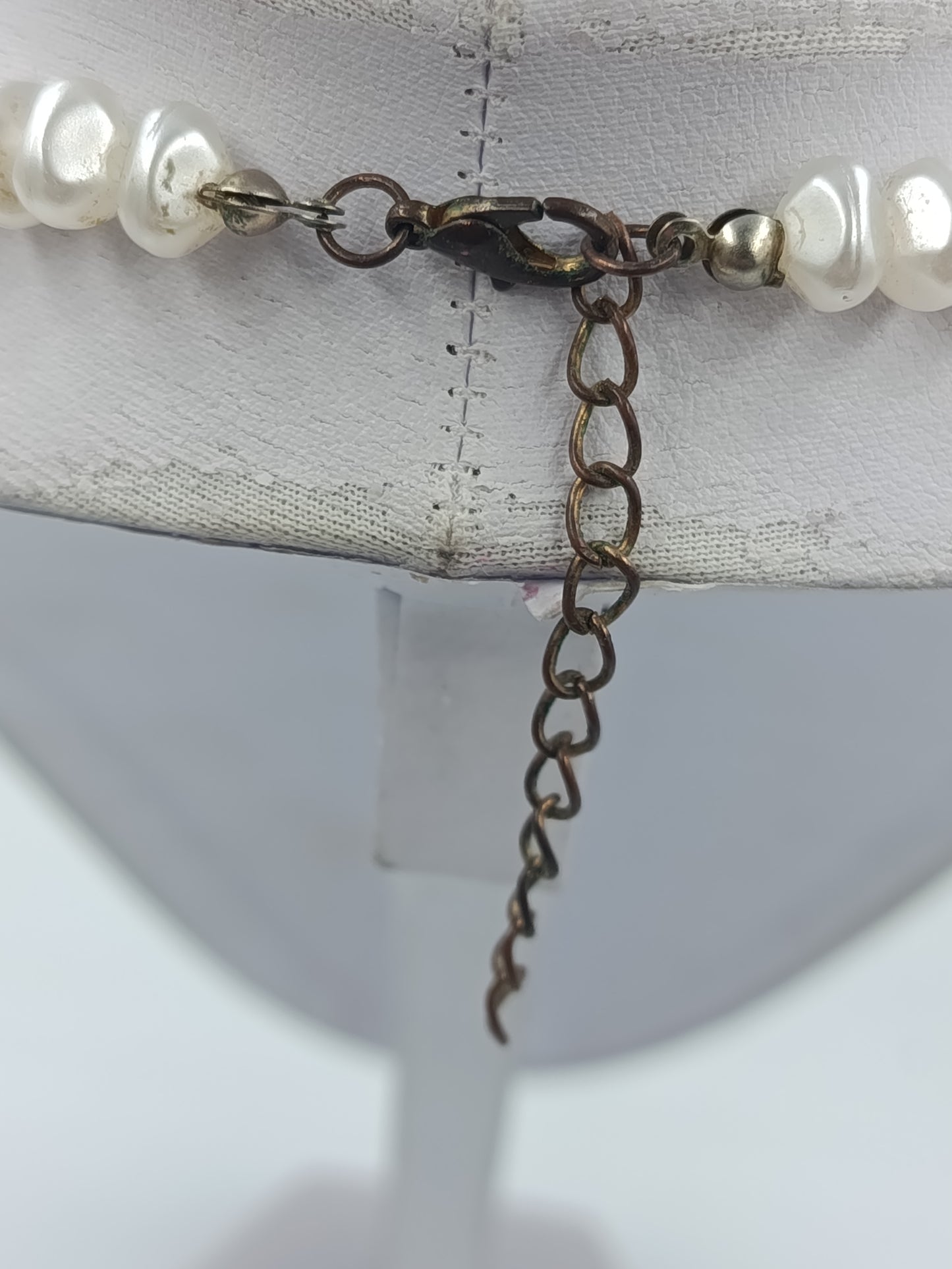 Klassische Perlenkette in natürlicher Optik mit unregelmäßigen Süßwasserperlen für zeitlose Eleganz