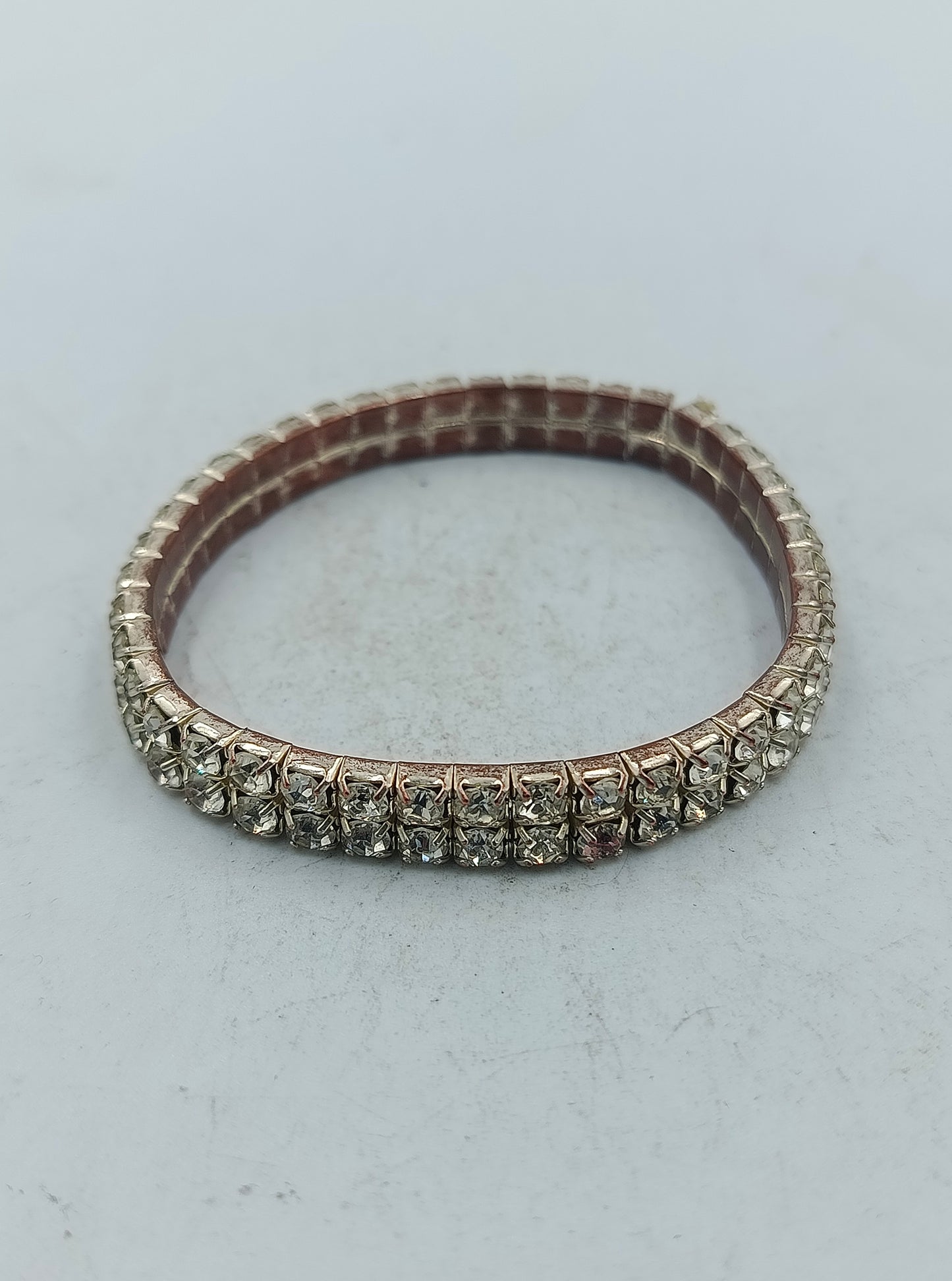 Elegantes Strassarmband in Silberoptik mit funkelnden Steinen für stilvolle Akzente