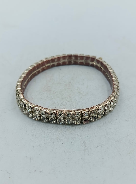 Elegantes Strassarmband in Silberoptik mit funkelnden Steinen für stilvolle Akzente