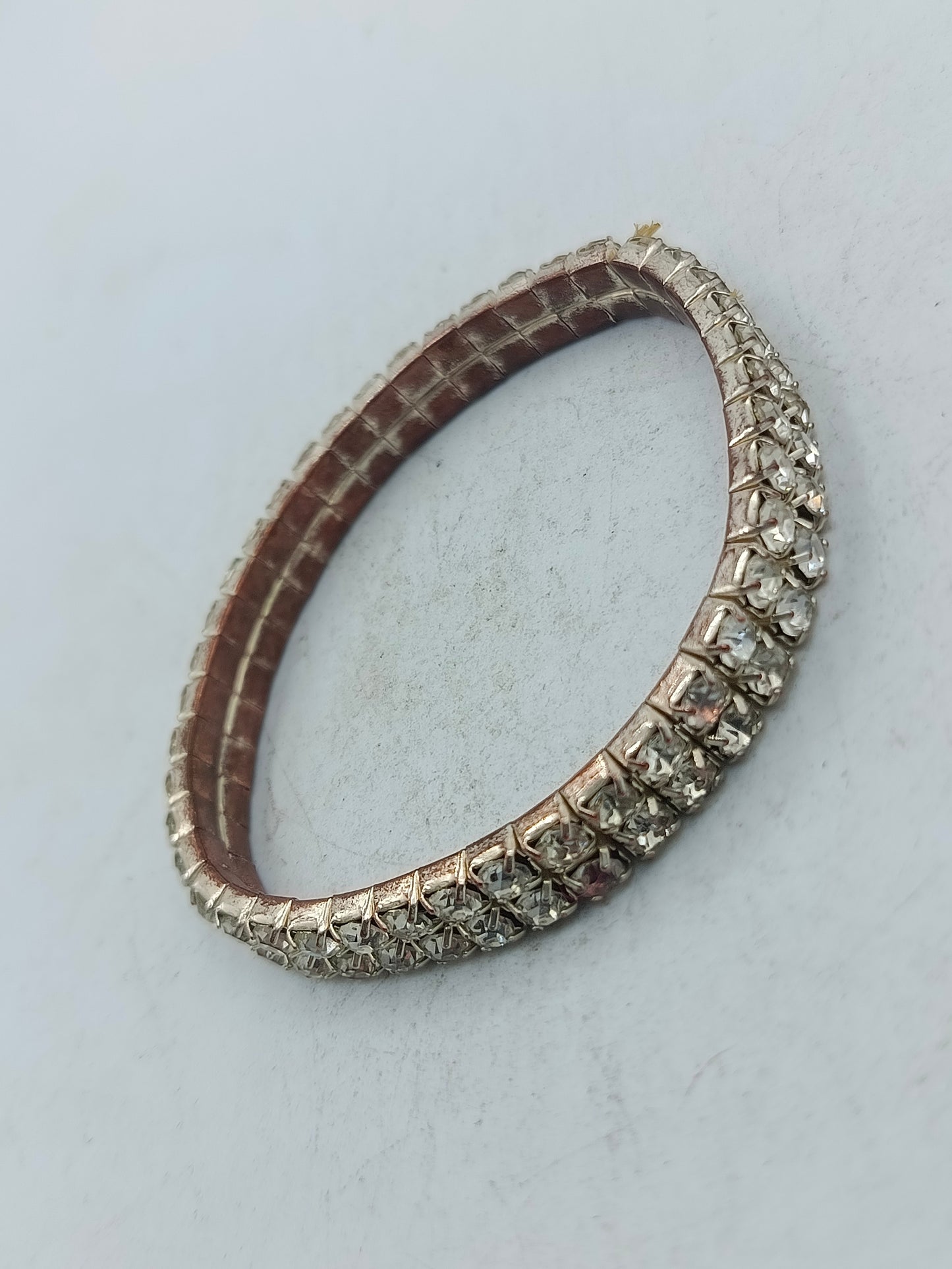 Elegantes Strassarmband in Silberoptik mit funkelnden Steinen für stilvolle Akzente