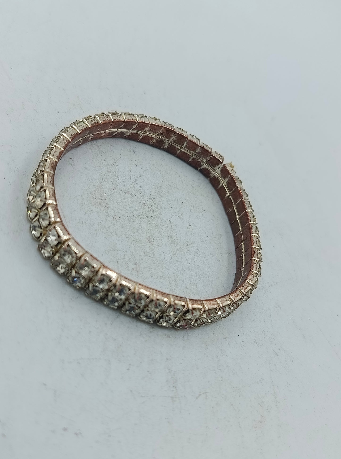 Elegantes Strassarmband in Silberoptik mit funkelnden Steinen für stilvolle Akzente