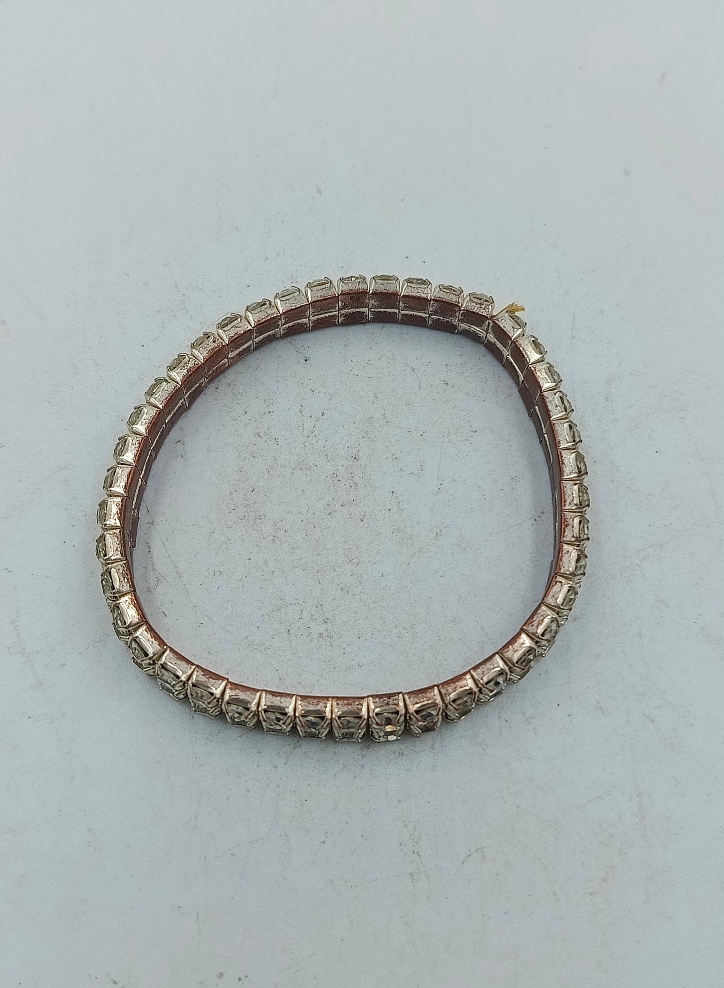 Elegantes Strassarmband in Silberoptik mit funkelnden Steinen für stilvolle Akzente