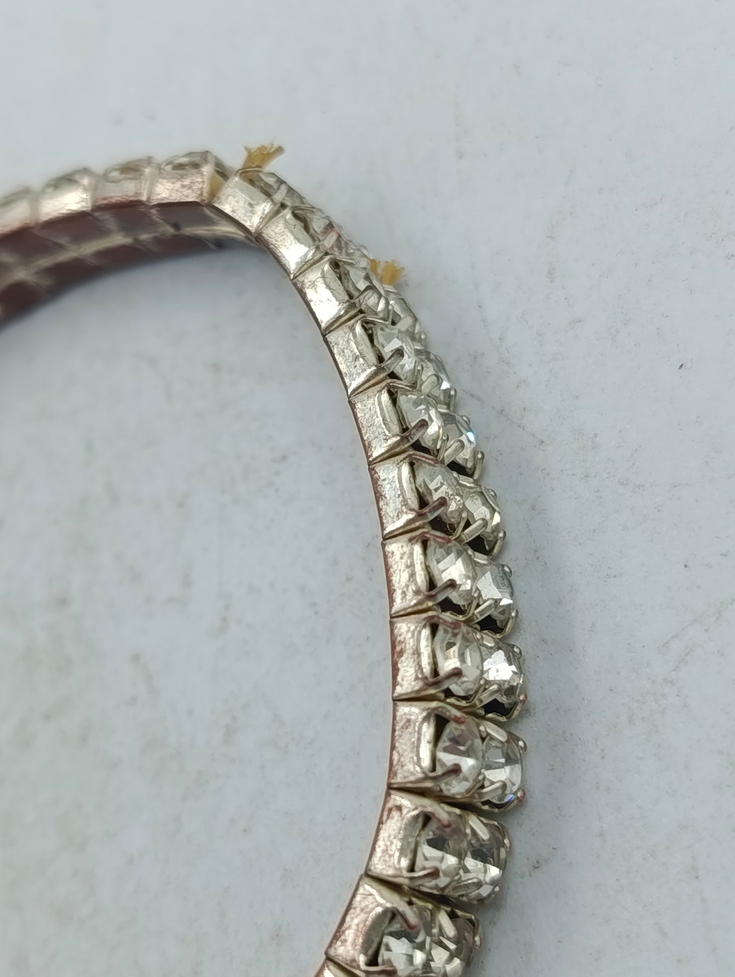 Elegantes Strassarmband in Silberoptik mit funkelnden Steinen für stilvolle Akzente