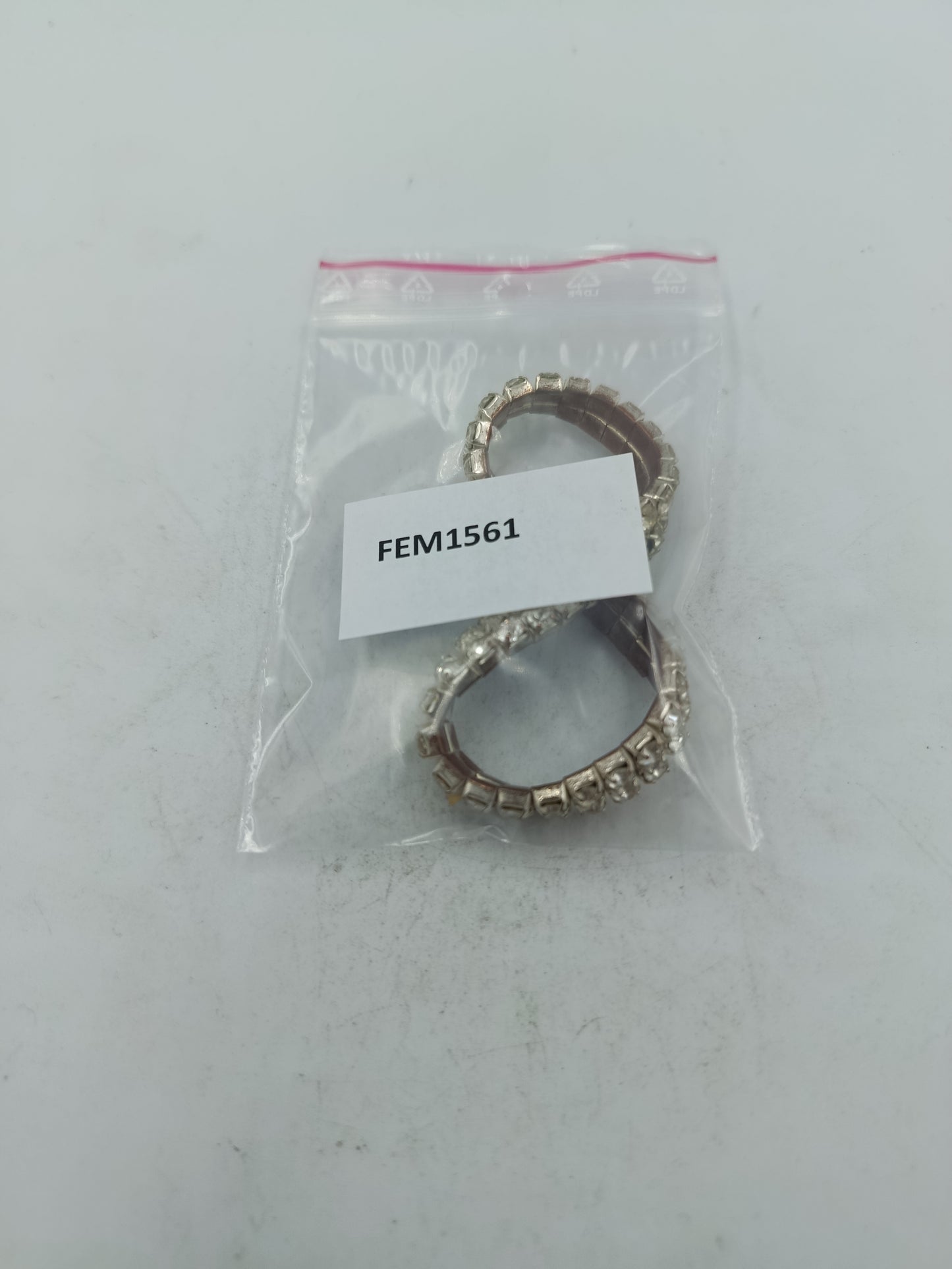 Elegantes Strassarmband in Silberoptik mit funkelnden Steinen für stilvolle Akzente