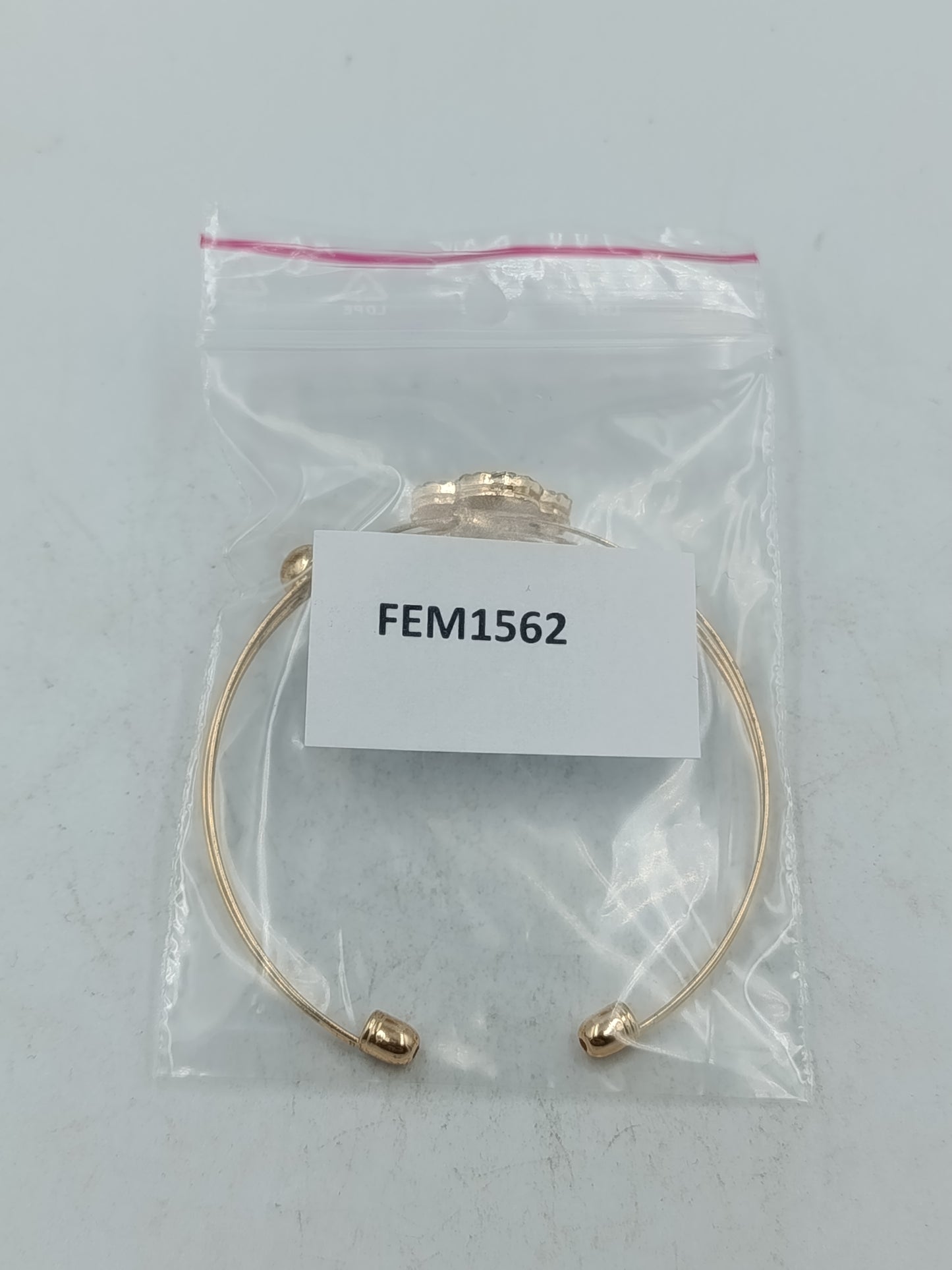 Elegantes Armreif Armband in Goldoptik mit schwarzem Kleeblatt und funkelndem Strassbesatz