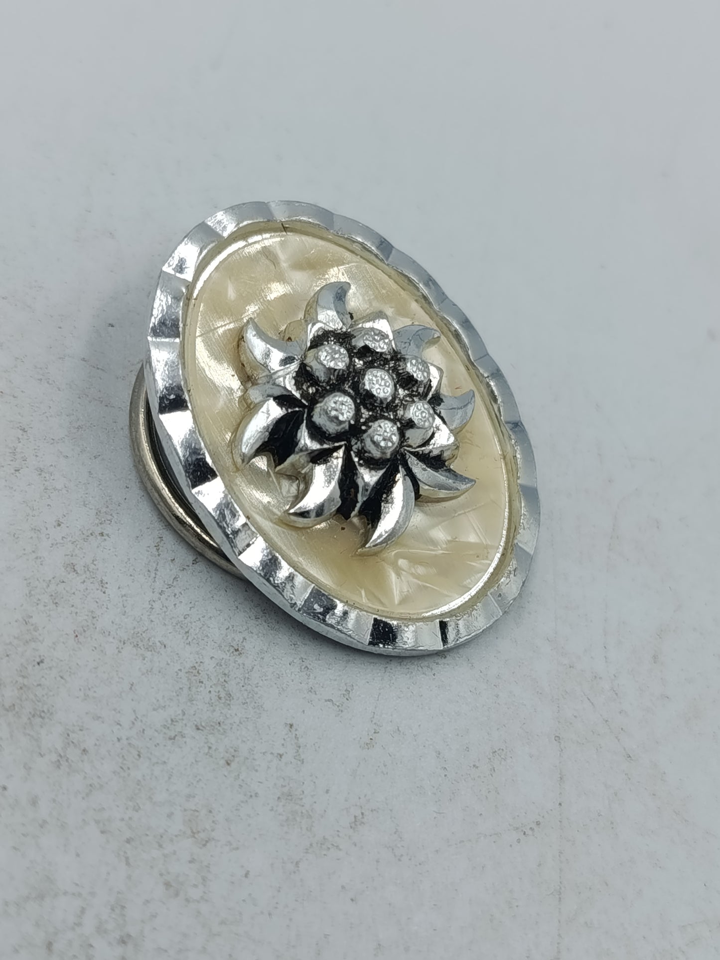 Eleganter Schmuckclip in Silberoptik mit floralem Motiv und perlmuttfarbener Einlage