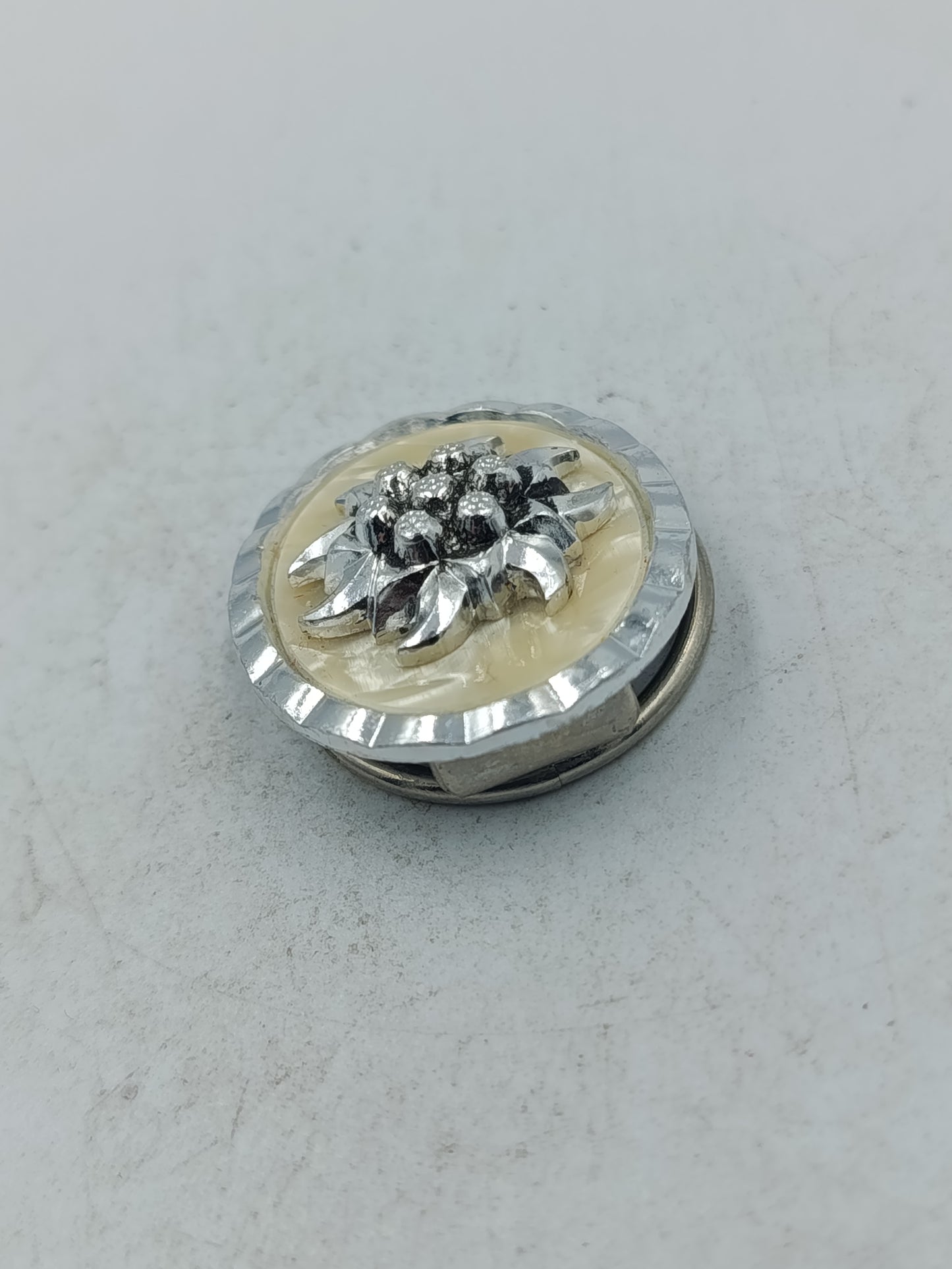 Eleganter Schmuckclip in Silberoptik mit floralem Motiv und perlmuttfarbener Einlage