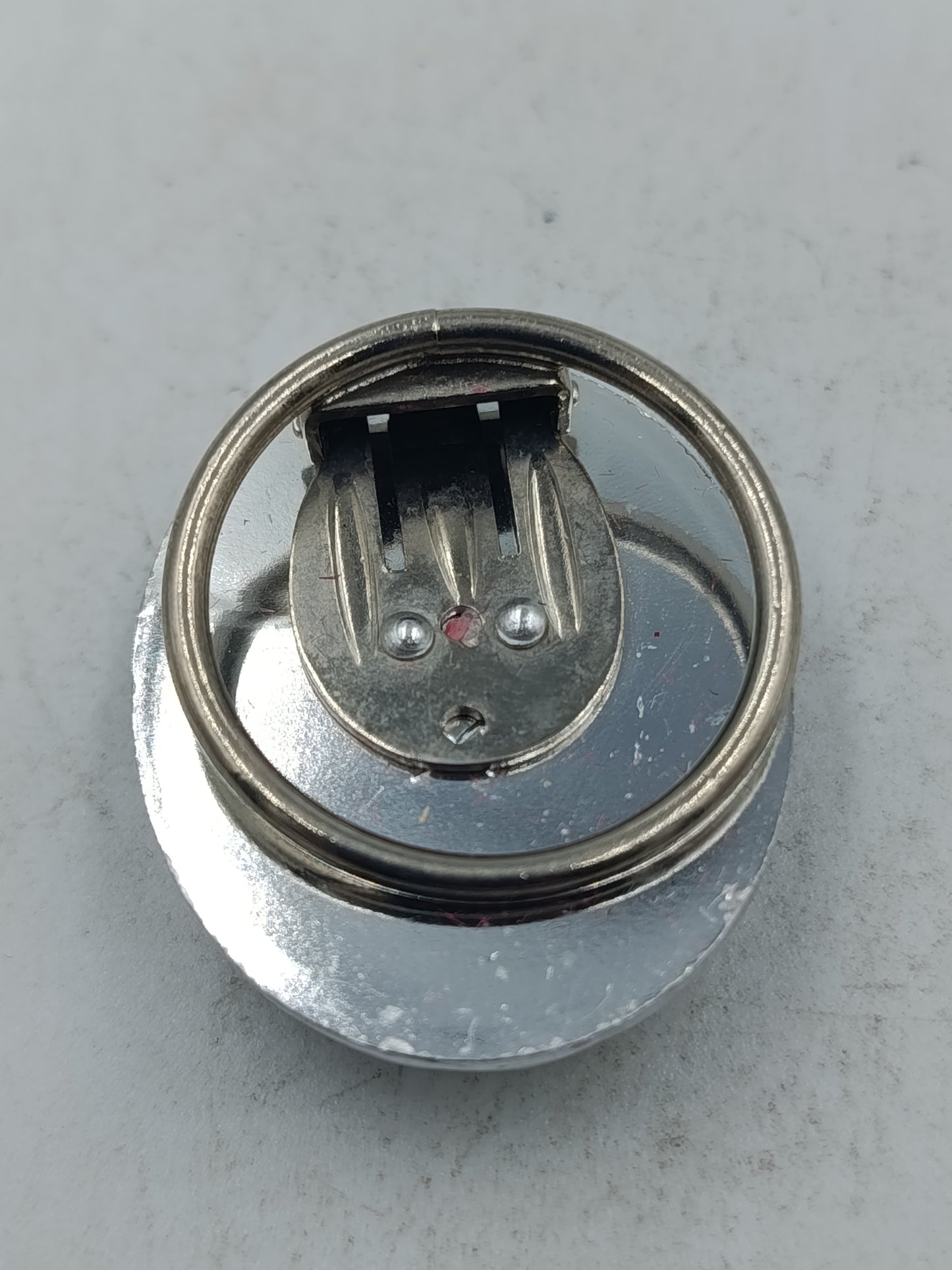 Eleganter Schmuckclip in Silberoptik mit floralem Motiv und perlmuttfarbener Einlage