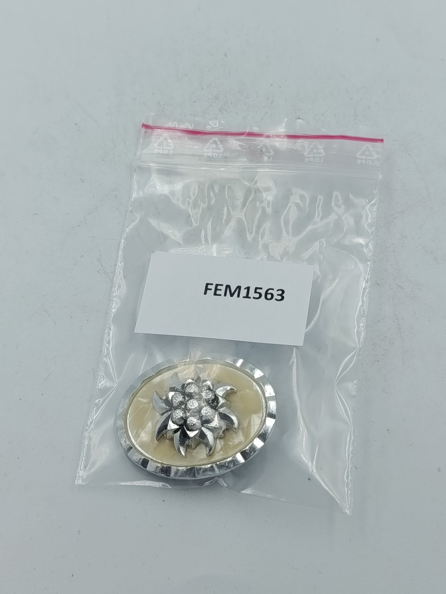 Eleganter Schmuckclip in Silberoptik mit floralem Motiv und perlmuttfarbener Einlage