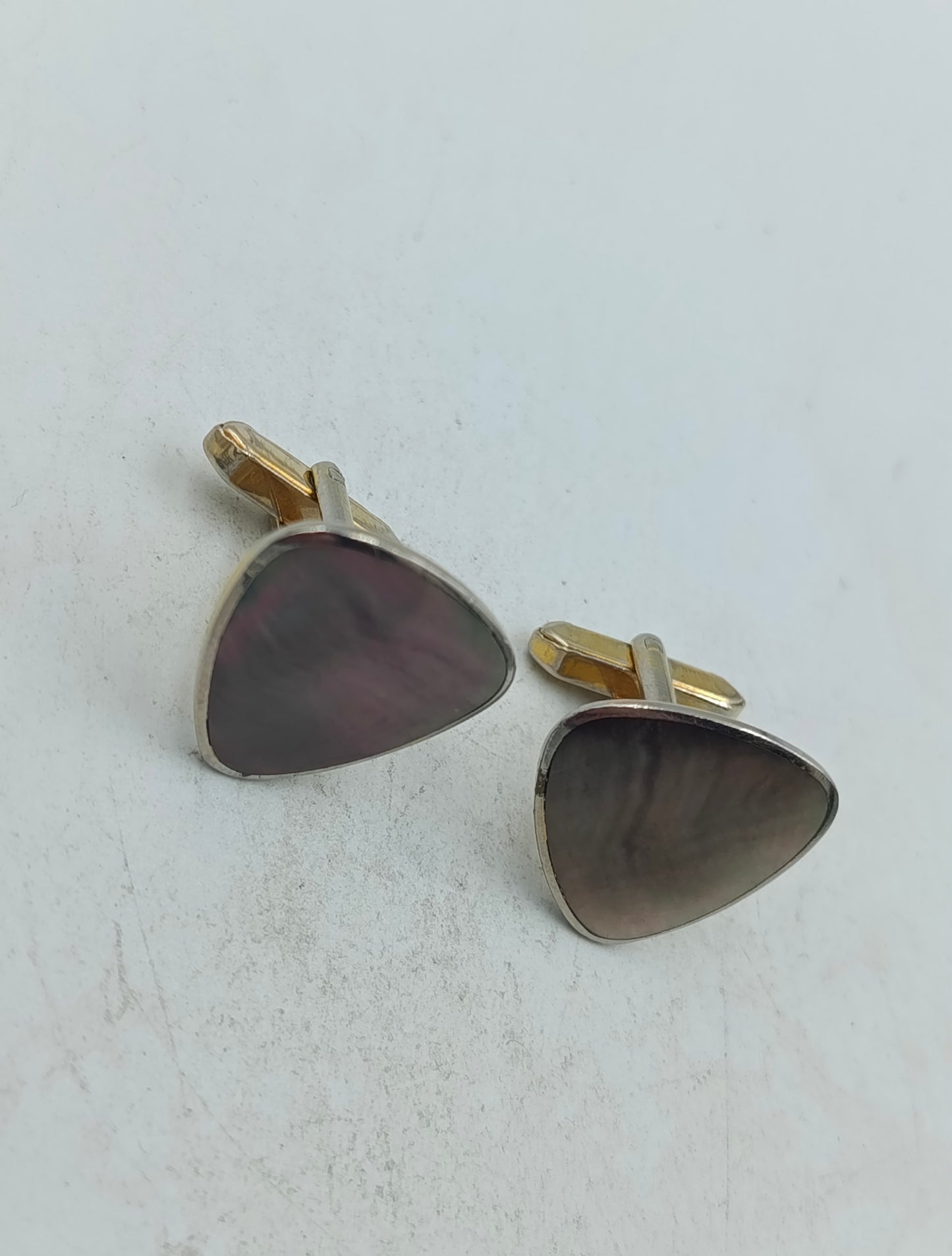 Elegante Manschettenknöpfe in Silber und Goldoptik mit dreieckiger Perlmutt Einlage