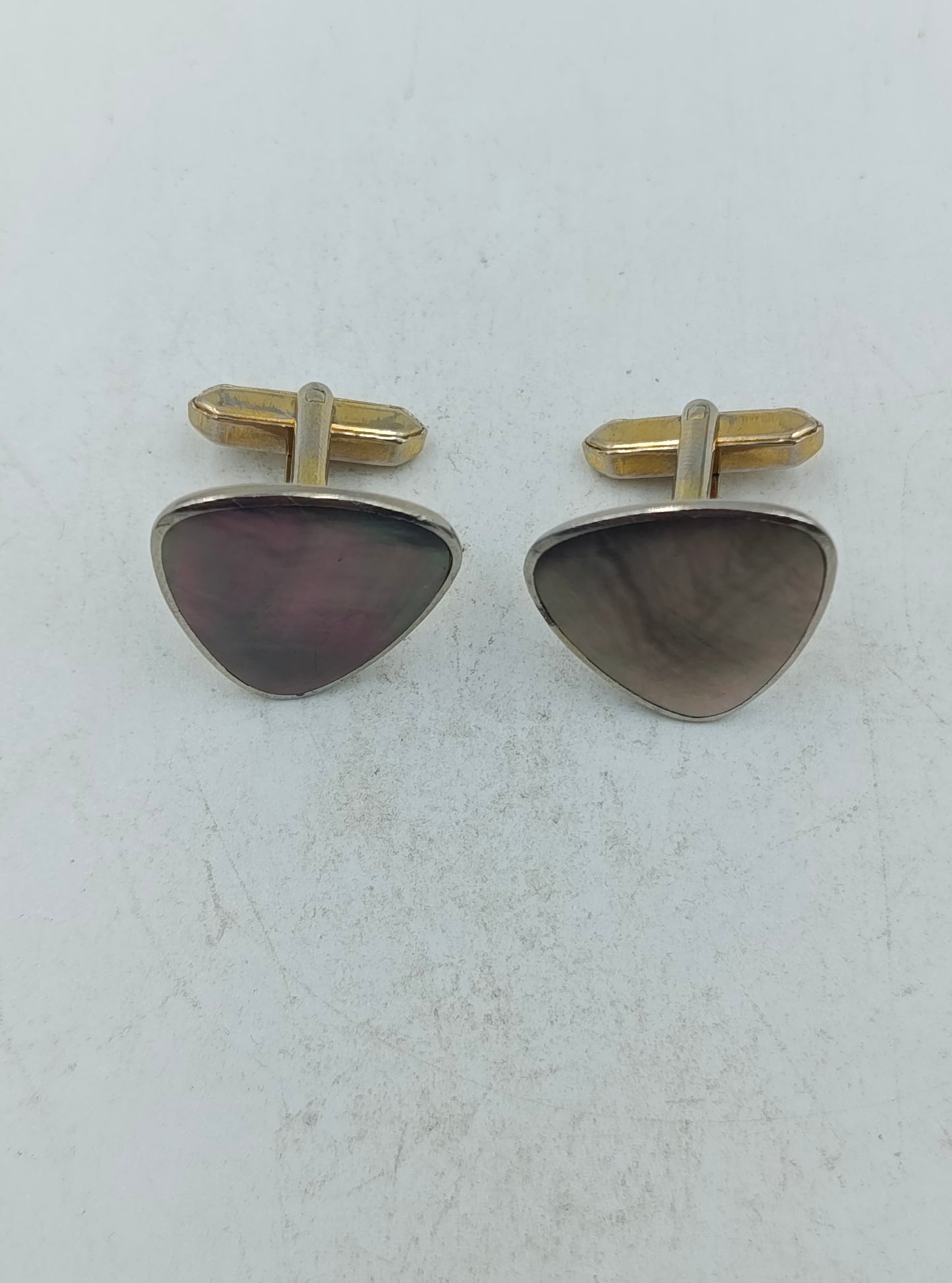 Elegante Manschettenknöpfe in Silber und Goldoptik mit dreieckiger Perlmutt Einlage