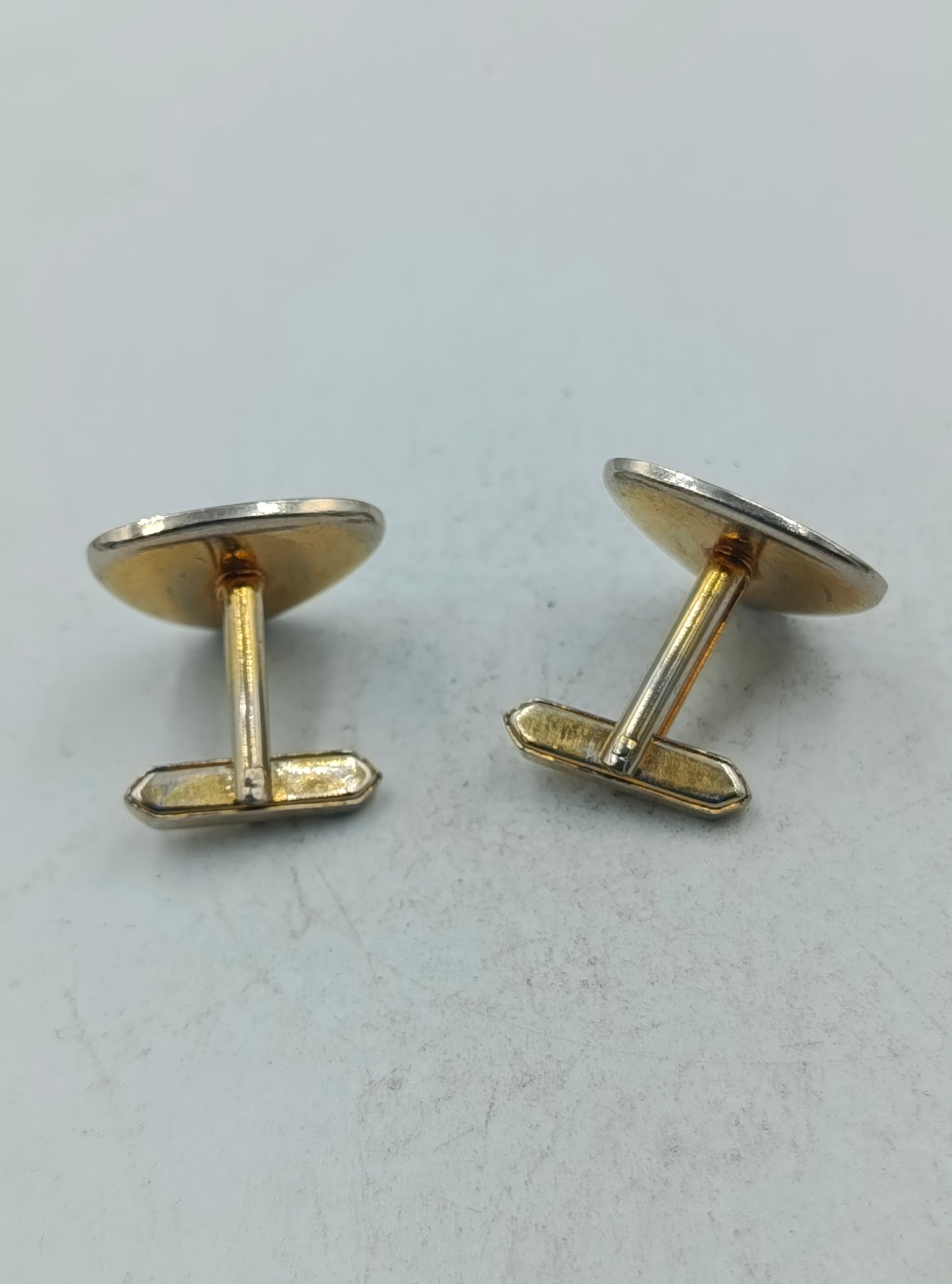 Elegante Manschettenknöpfe in Silber und Goldoptik mit dreieckiger Perlmutt Einlage