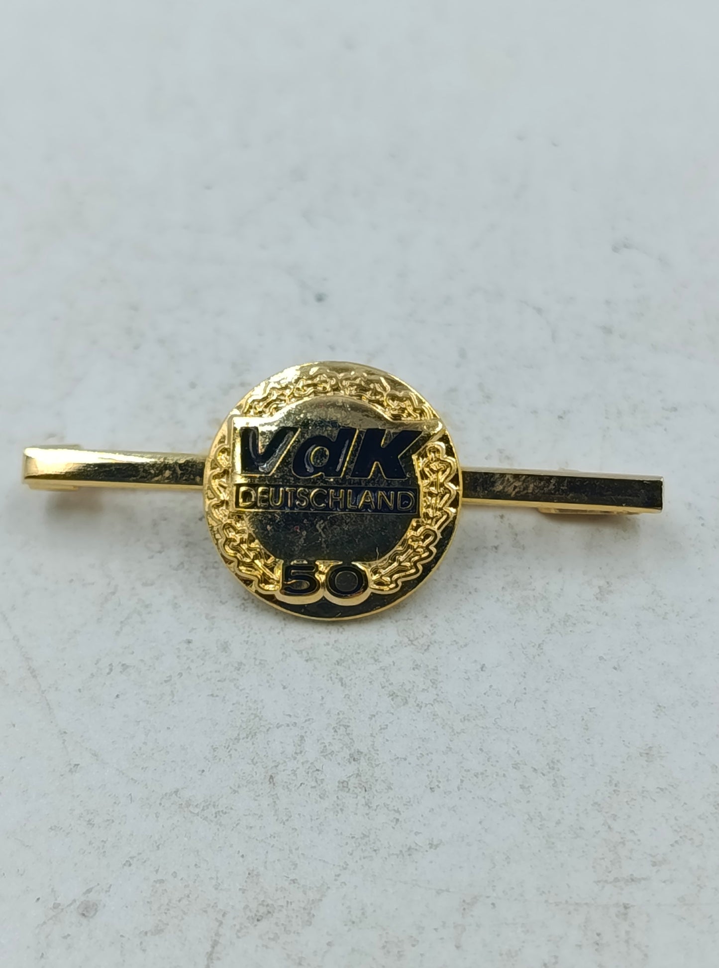 Klassische Krawattennadel Brosche VdK Deutschland Jubiläum 50 Jahre in Goldoptik