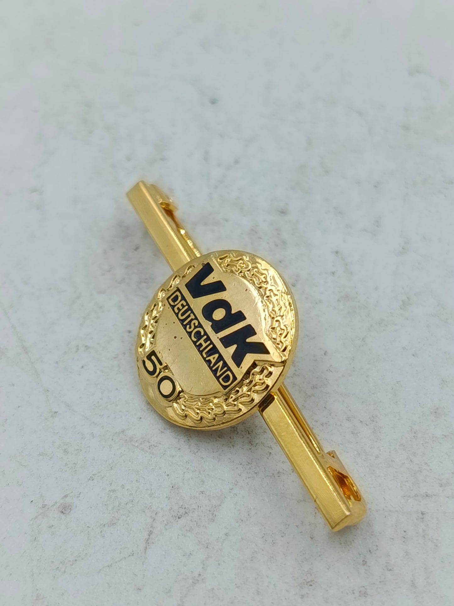 Klassische Krawattennadel Brosche VdK Deutschland Jubiläum 50 Jahre in Goldoptik