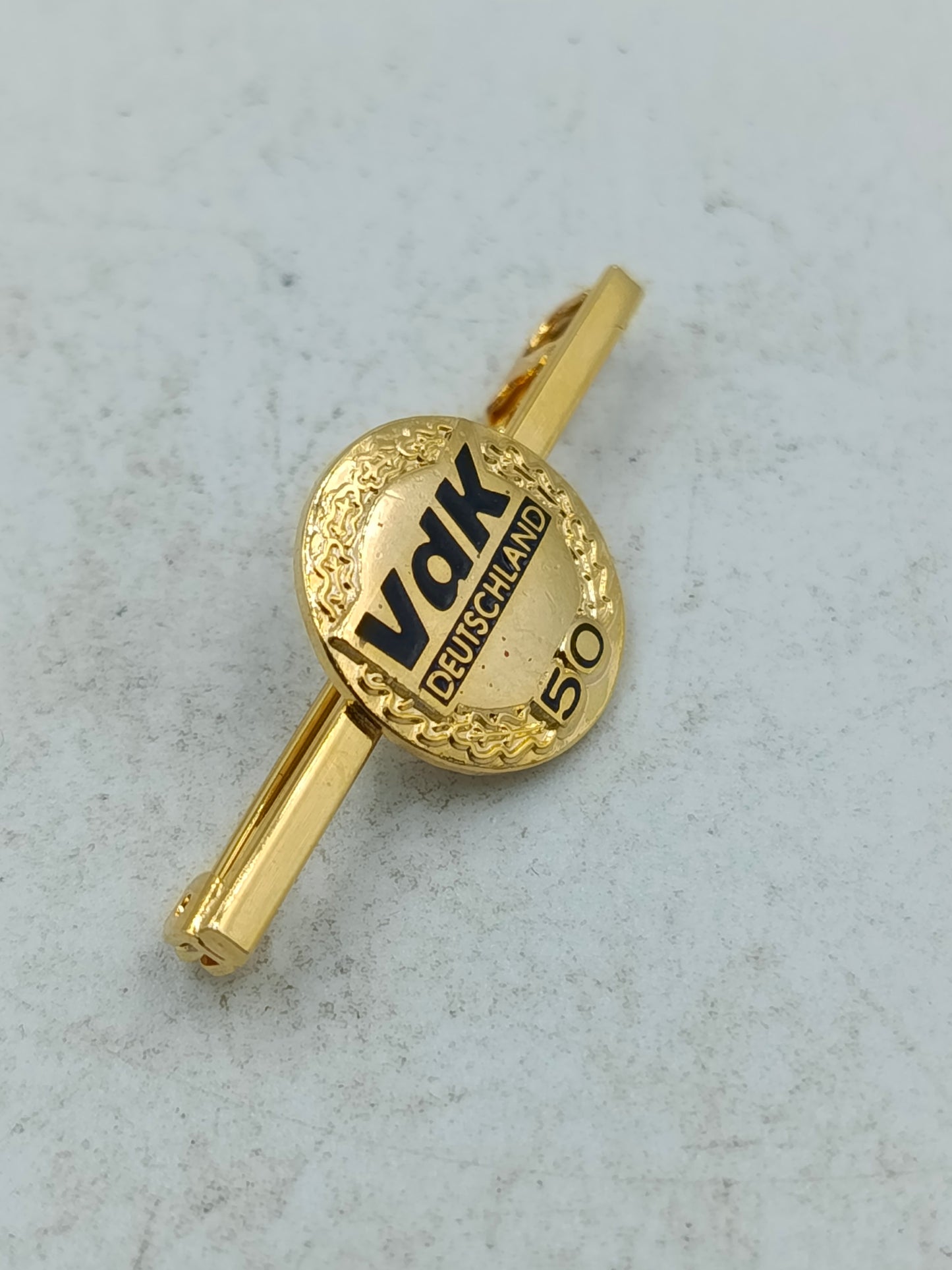 Klassische Krawattennadel Brosche VdK Deutschland Jubiläum 50 Jahre in Goldoptik