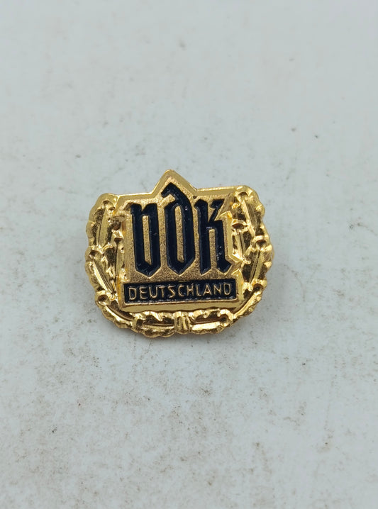 Klassische Anstecknadel Brosche VdK Deutschland in Goldoptik mit traditionellem Vereinsmotiv