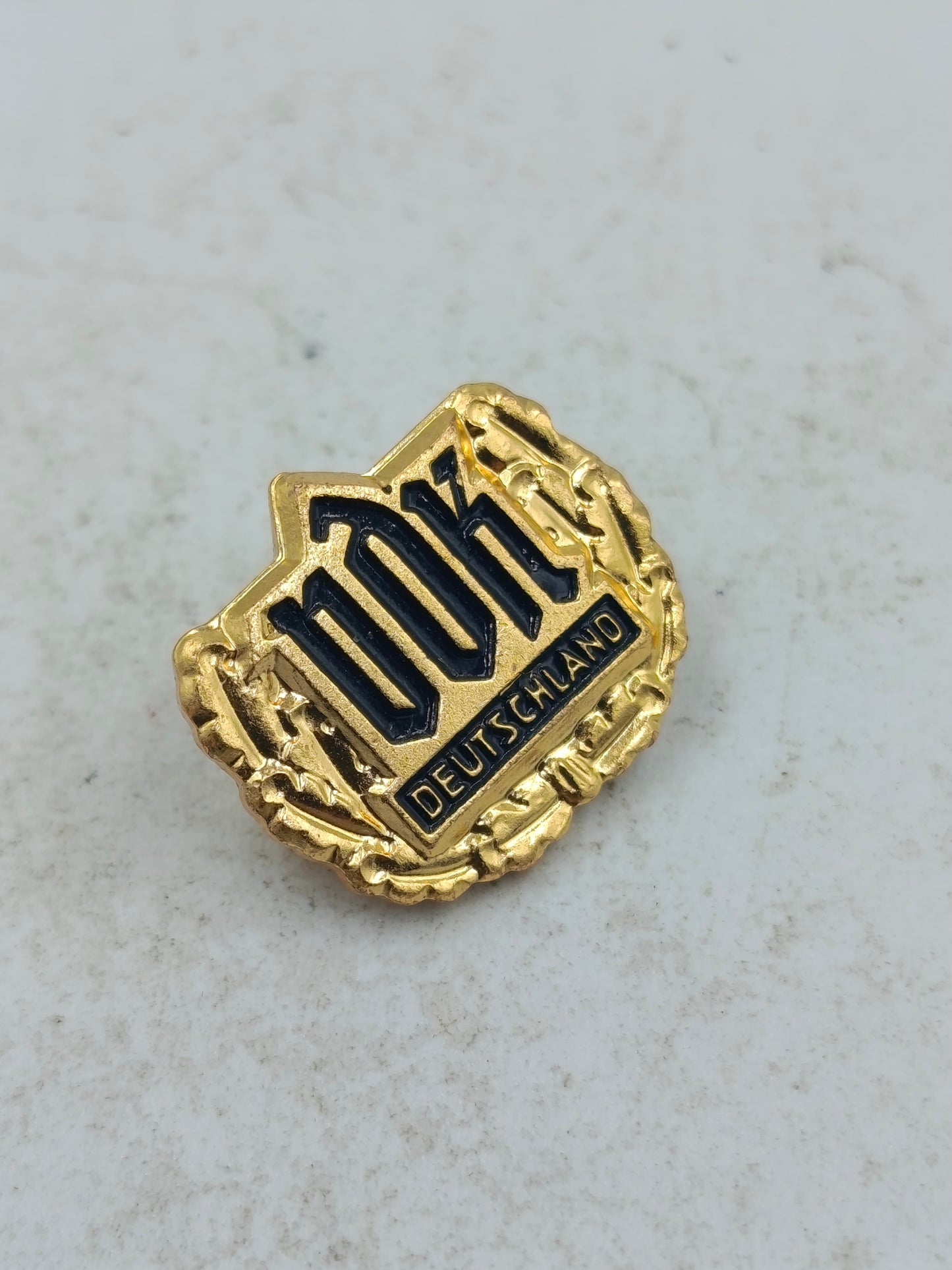 Klassische Anstecknadel Brosche VdK Deutschland in Goldoptik mit traditionellem Vereinsmotiv