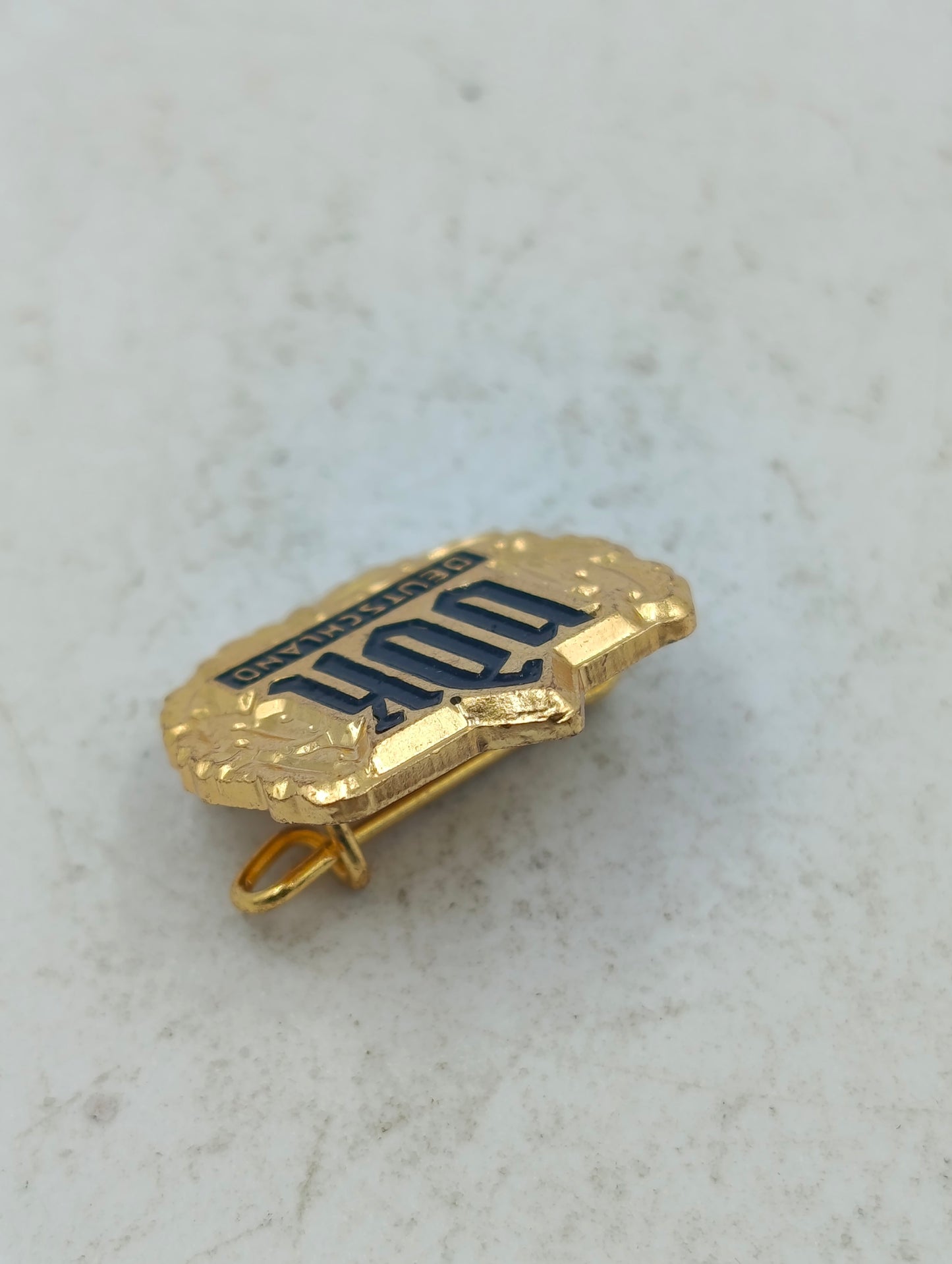 Klassische Anstecknadel Brosche VdK Deutschland in Goldoptik mit traditionellem Vereinsmotiv