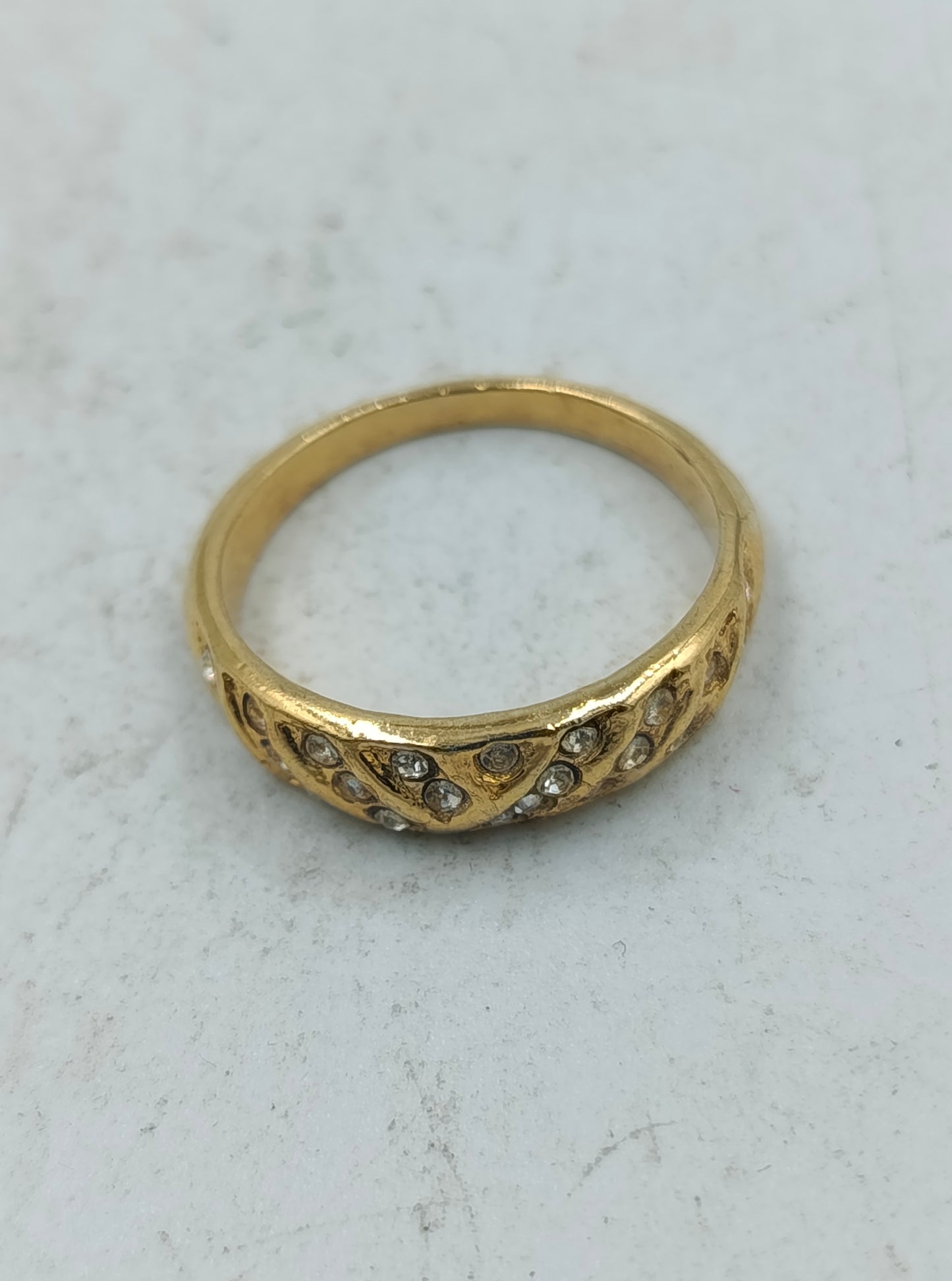 Eleganter Ring in Goldoptik mit funkelnden Steinen im klassischen zeitlosen Design