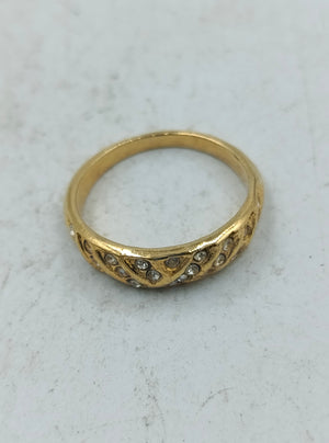 Eleganter Ring in Goldoptik mit funkelnden Steinen