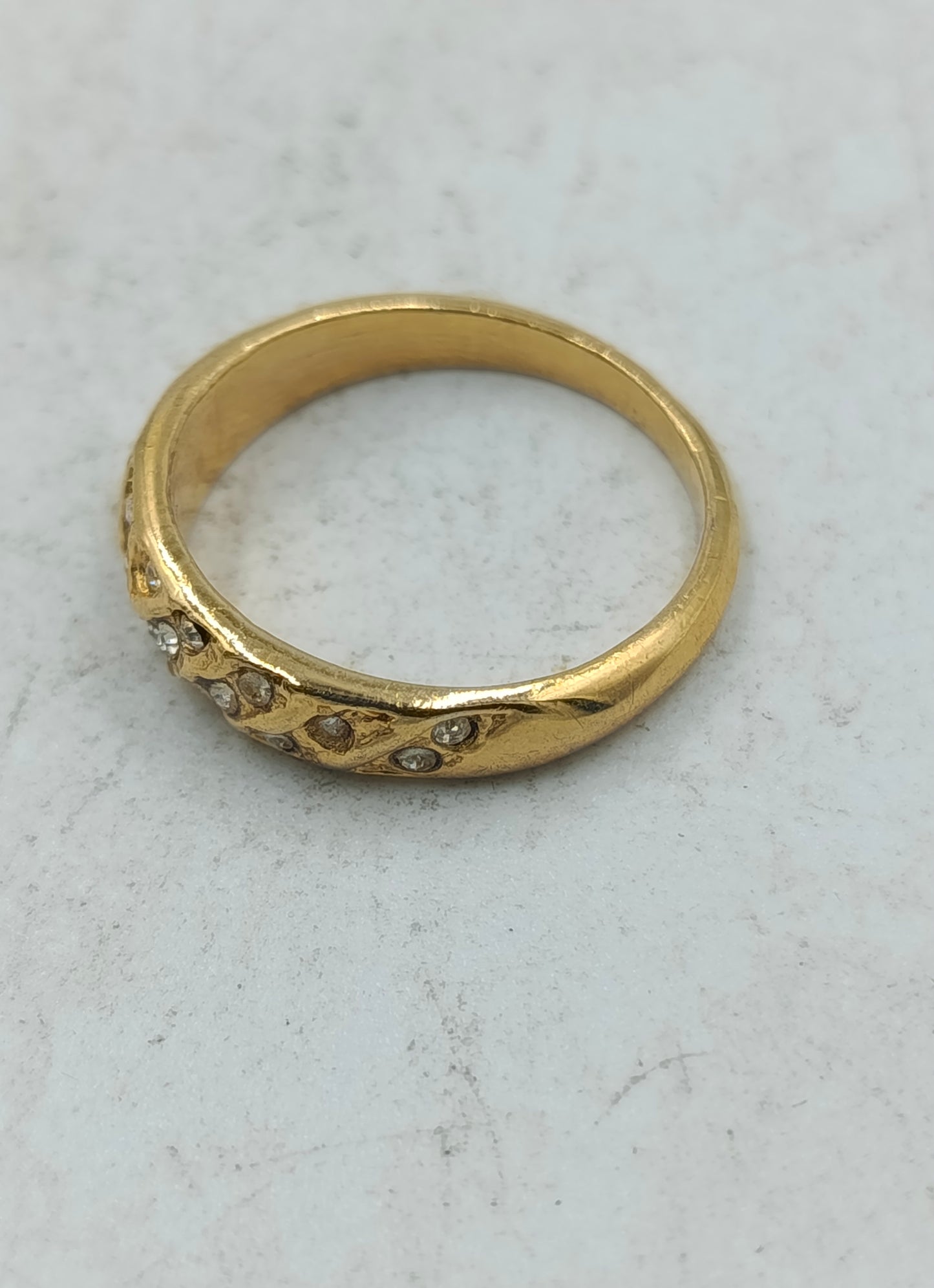 Eleganter Ring in Goldoptik mit funkelnden Steinen im klassischen zeitlosen Design
