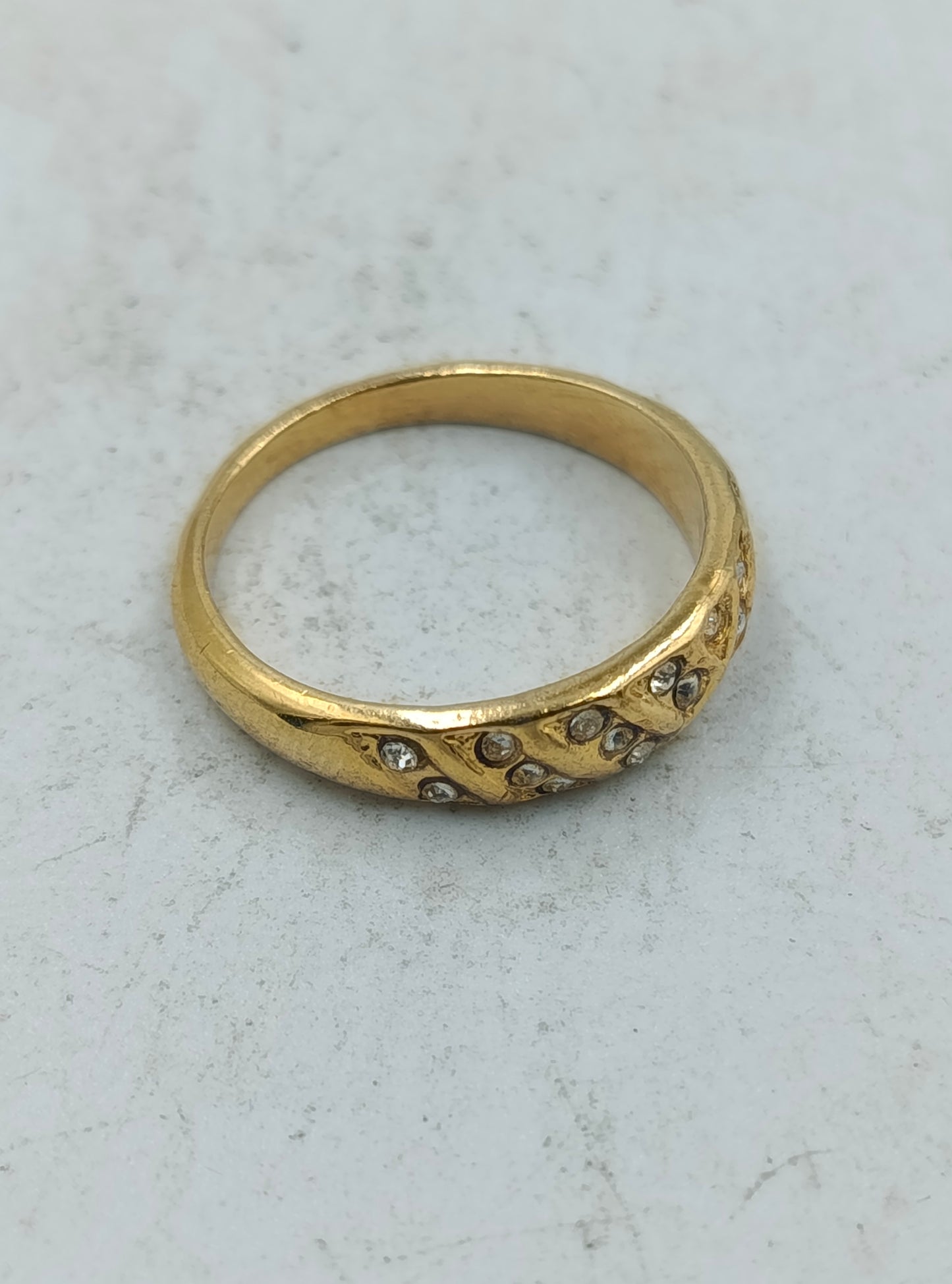 Eleganter Ring in Goldoptik mit funkelnden Steinen im klassischen zeitlosen Design