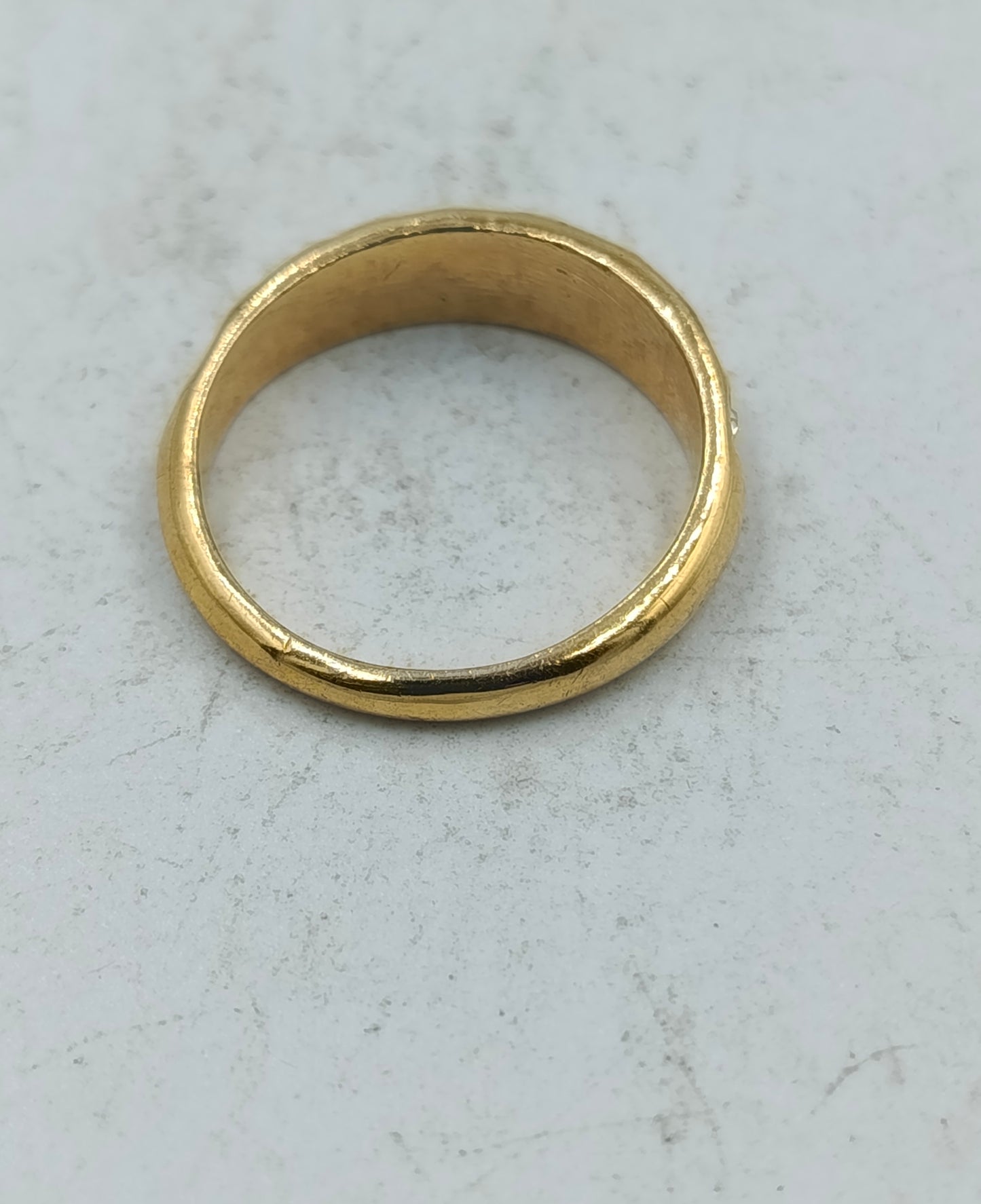 Eleganter Ring in Goldoptik mit funkelnden Steinen im klassischen zeitlosen Design
