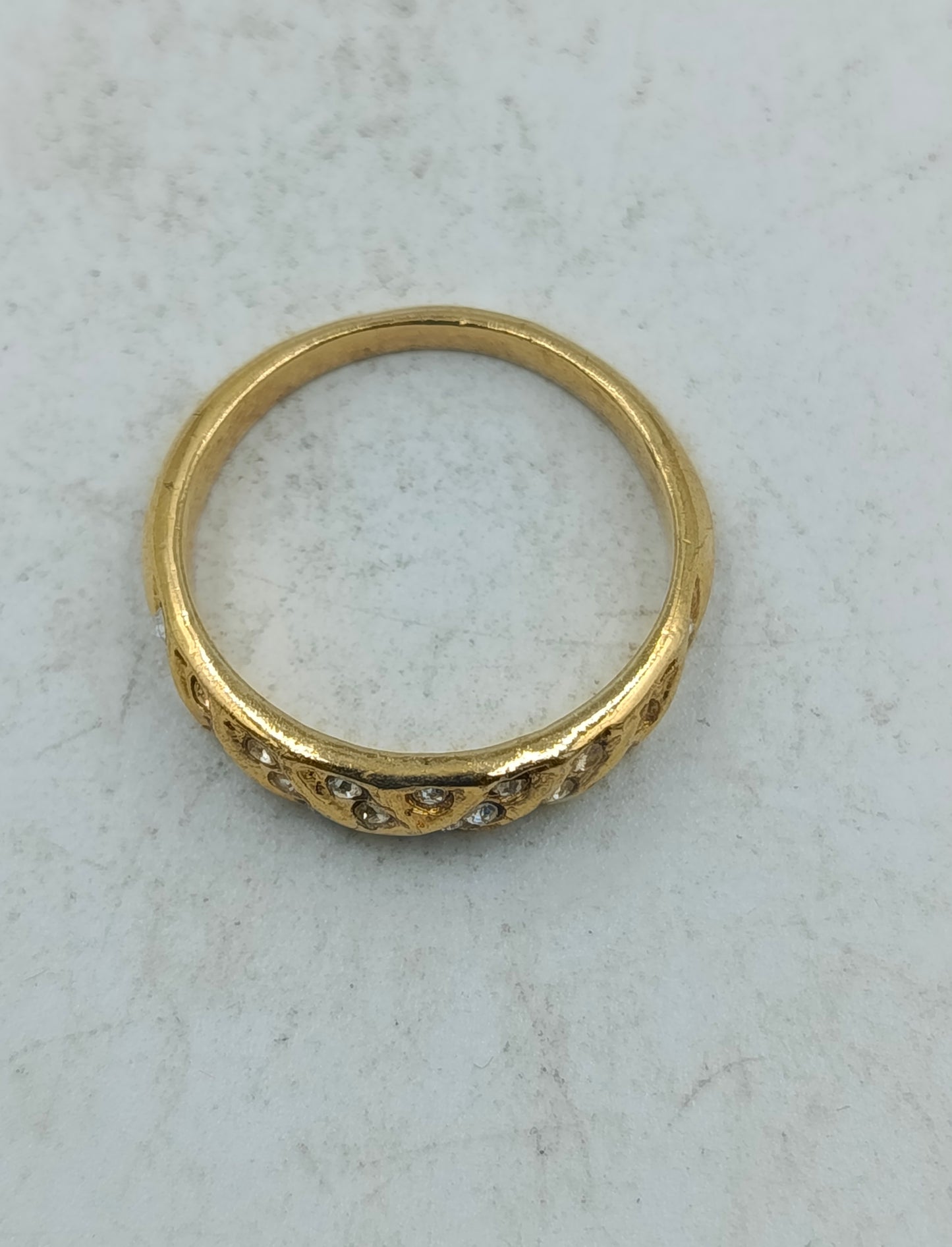 Eleganter Ring in Goldoptik mit funkelnden Steinen im klassischen zeitlosen Design