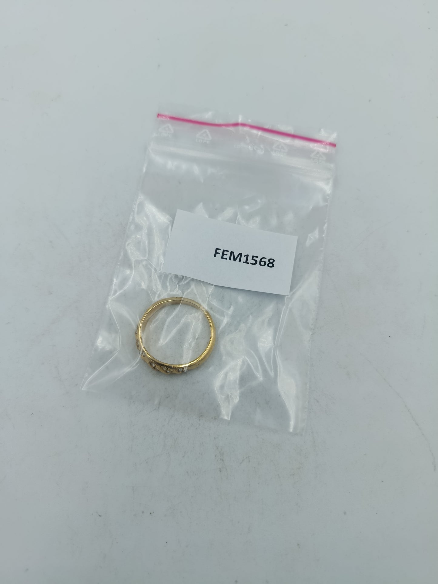 Eleganter Ring in Goldoptik mit funkelnden Steinen im klassischen zeitlosen Design