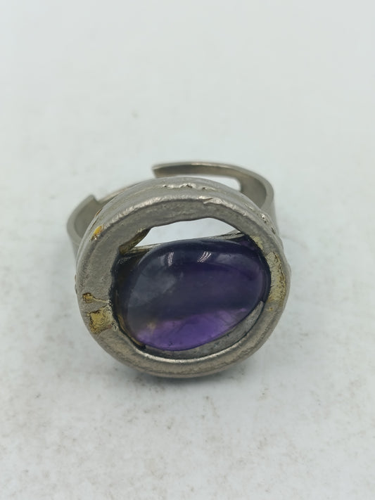 Massiver Ring in Silberoptik mit großem violettem Stein