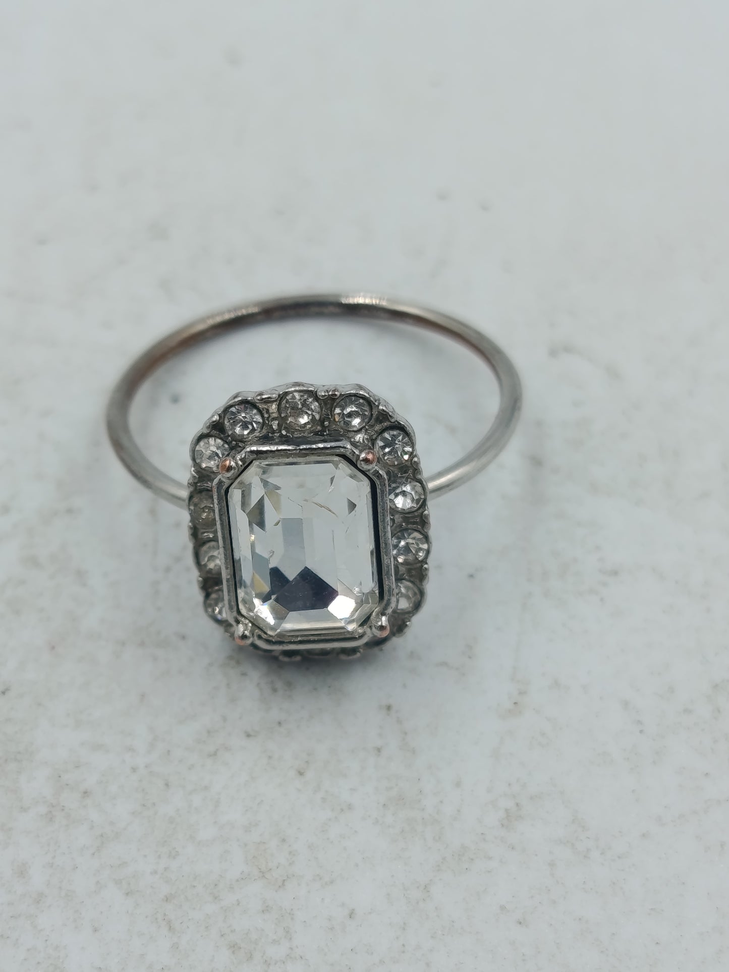 Eleganter Ring in Silberoptik mit klarem Mittelstein und funkelndem  Steinbesatz