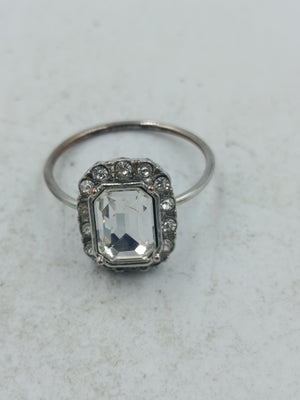 Eleganter Ring in Silberoptik mit klarem Mittelstein und funkelndem  Steinbesatz