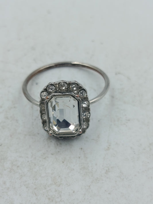 Eleganter Ring in Silberoptik mit klarem Mittelstein und funkelndem  Steinbesatz