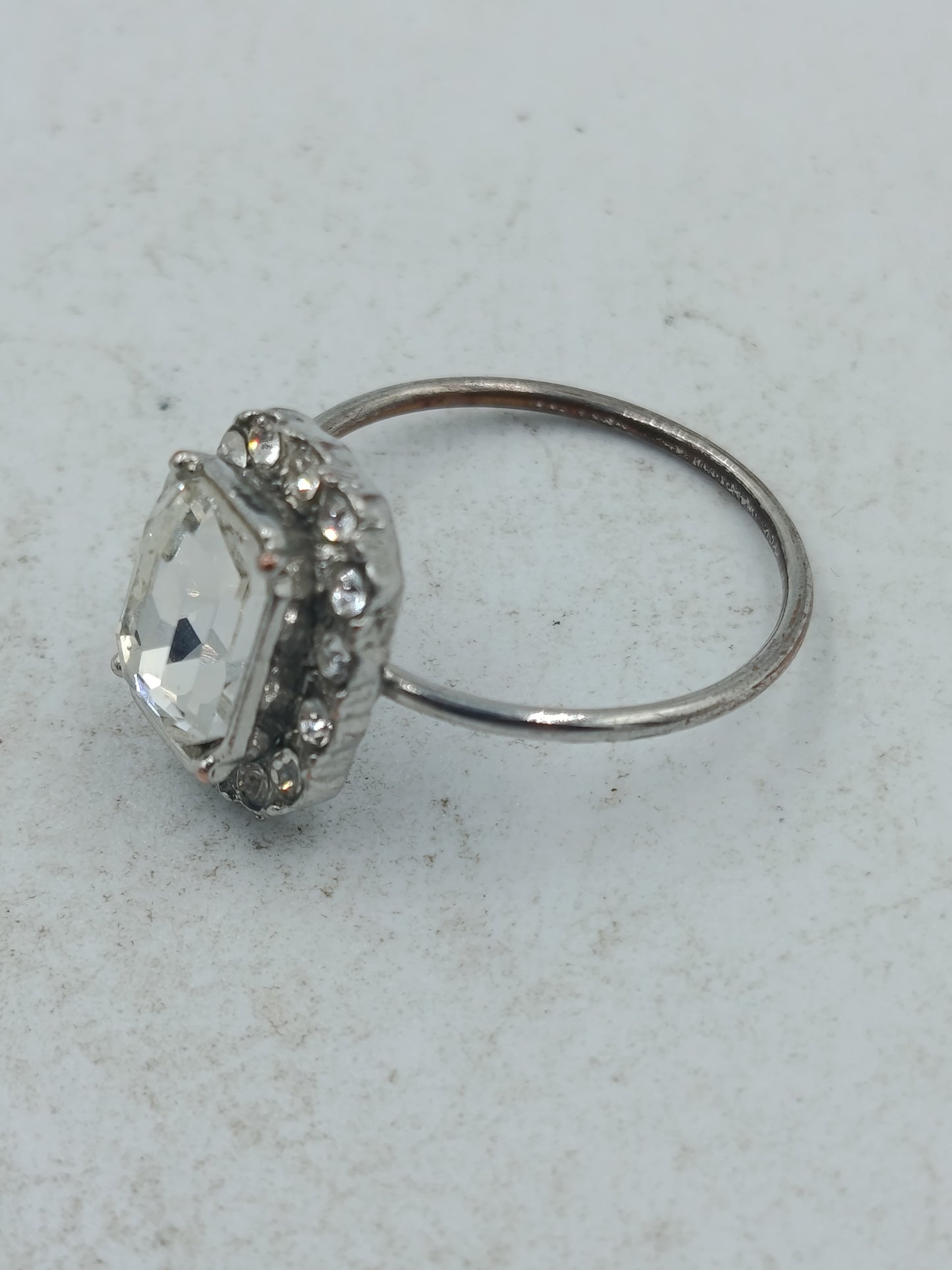 Eleganter Ring in Silberoptik mit klarem Mittelstein und funkelndem  Steinbesatz