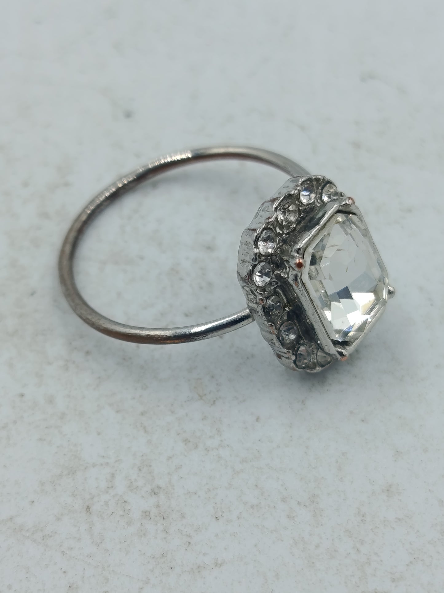 Eleganter Ring in Silberoptik mit klarem Mittelstein und funkelndem  Steinbesatz