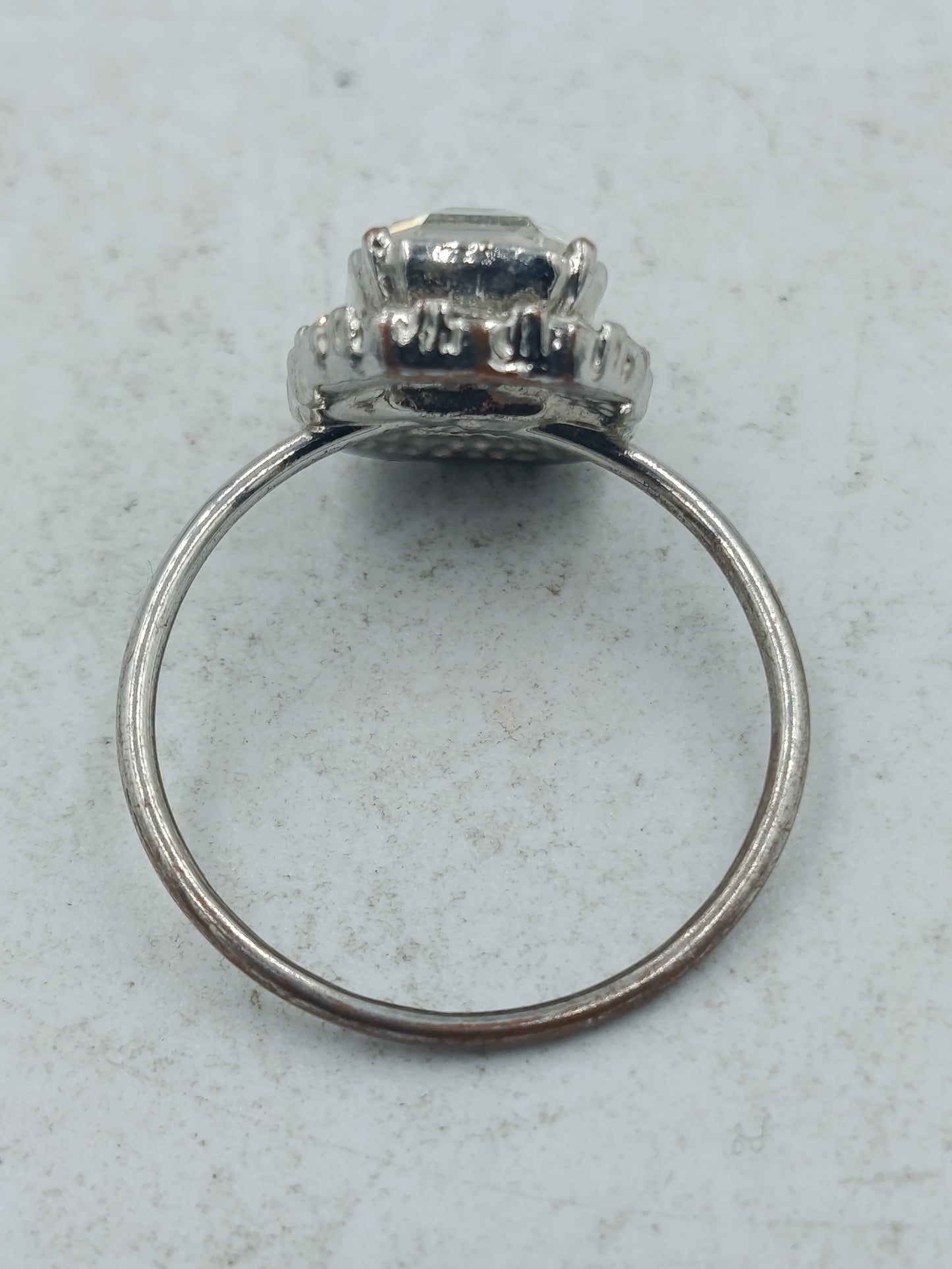 Eleganter Ring in Silberoptik mit klarem Mittelstein und funkelndem  Steinbesatz