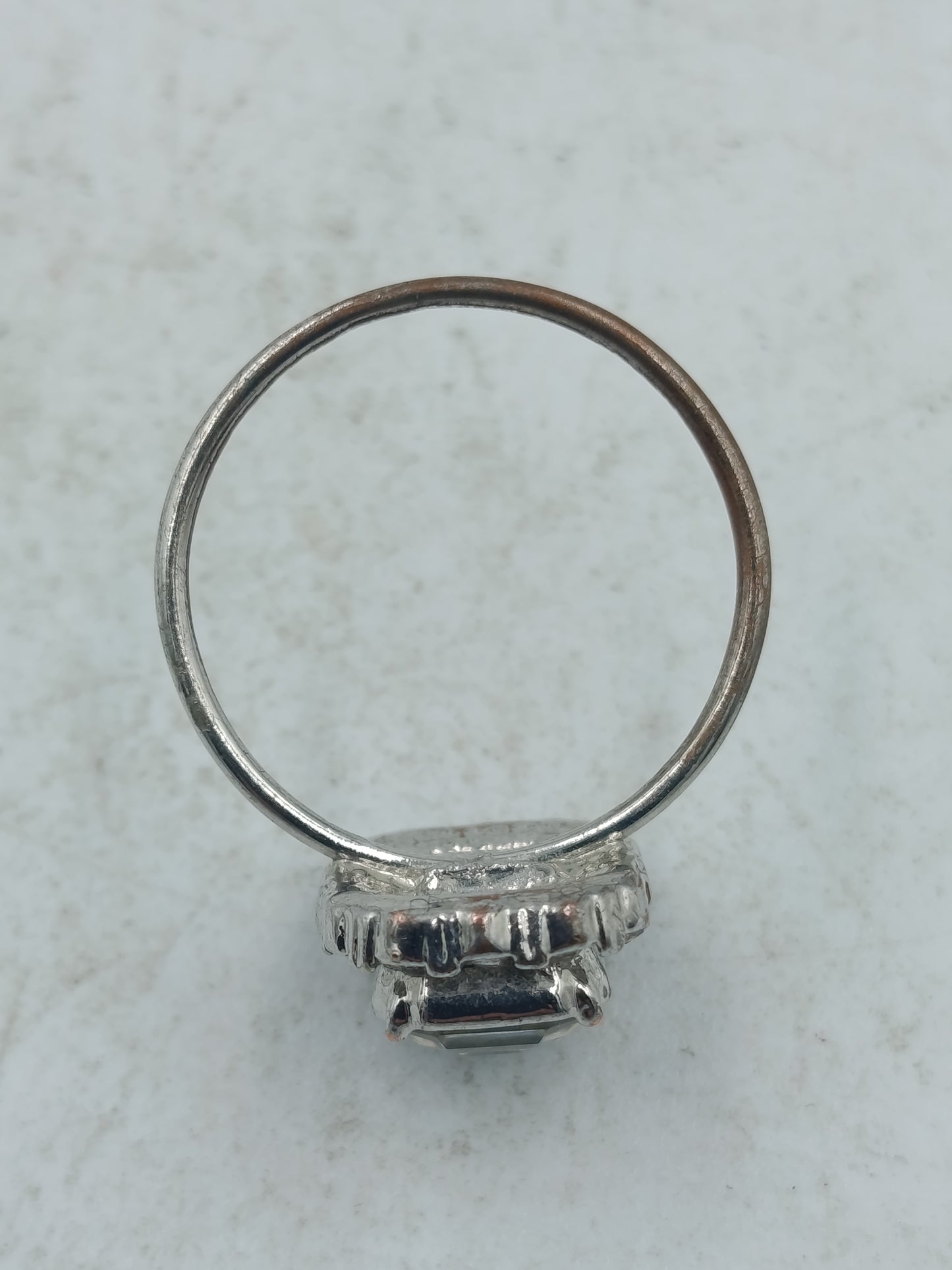 Eleganter Ring in Silberoptik mit klarem Mittelstein und funkelndem  Steinbesatz