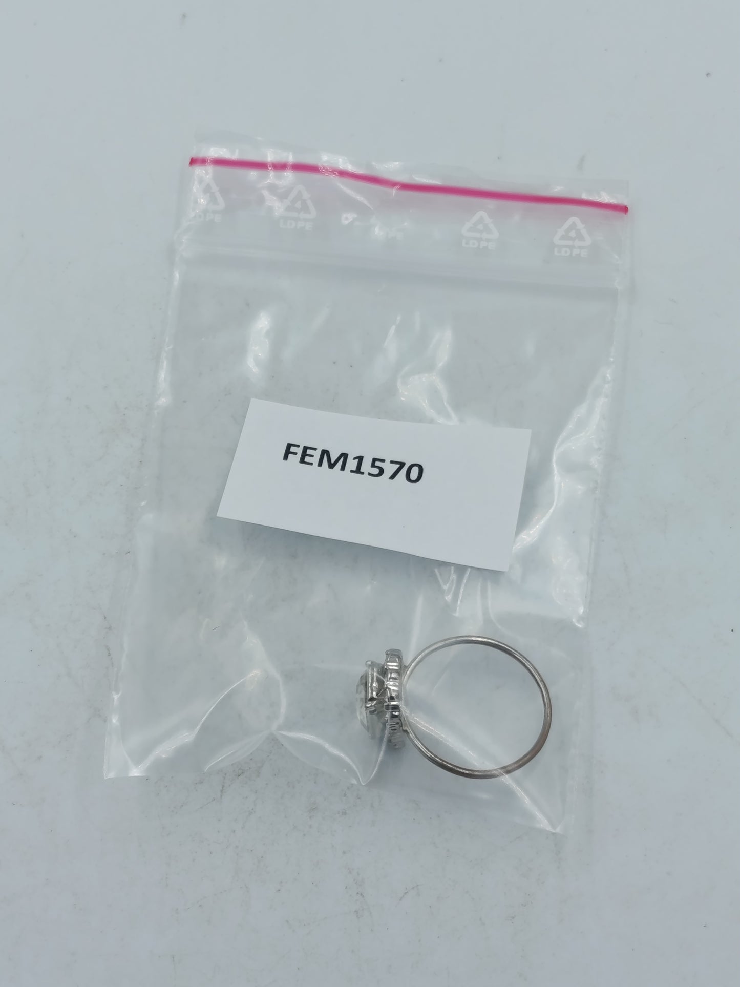 Eleganter Ring in Silberoptik mit klarem Mittelstein und funkelndem  Steinbesatz