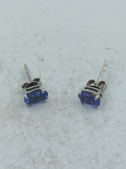 Zarte Ohrstecker aus 925 Silber mit blauem Stein im eleganten klassischen Design