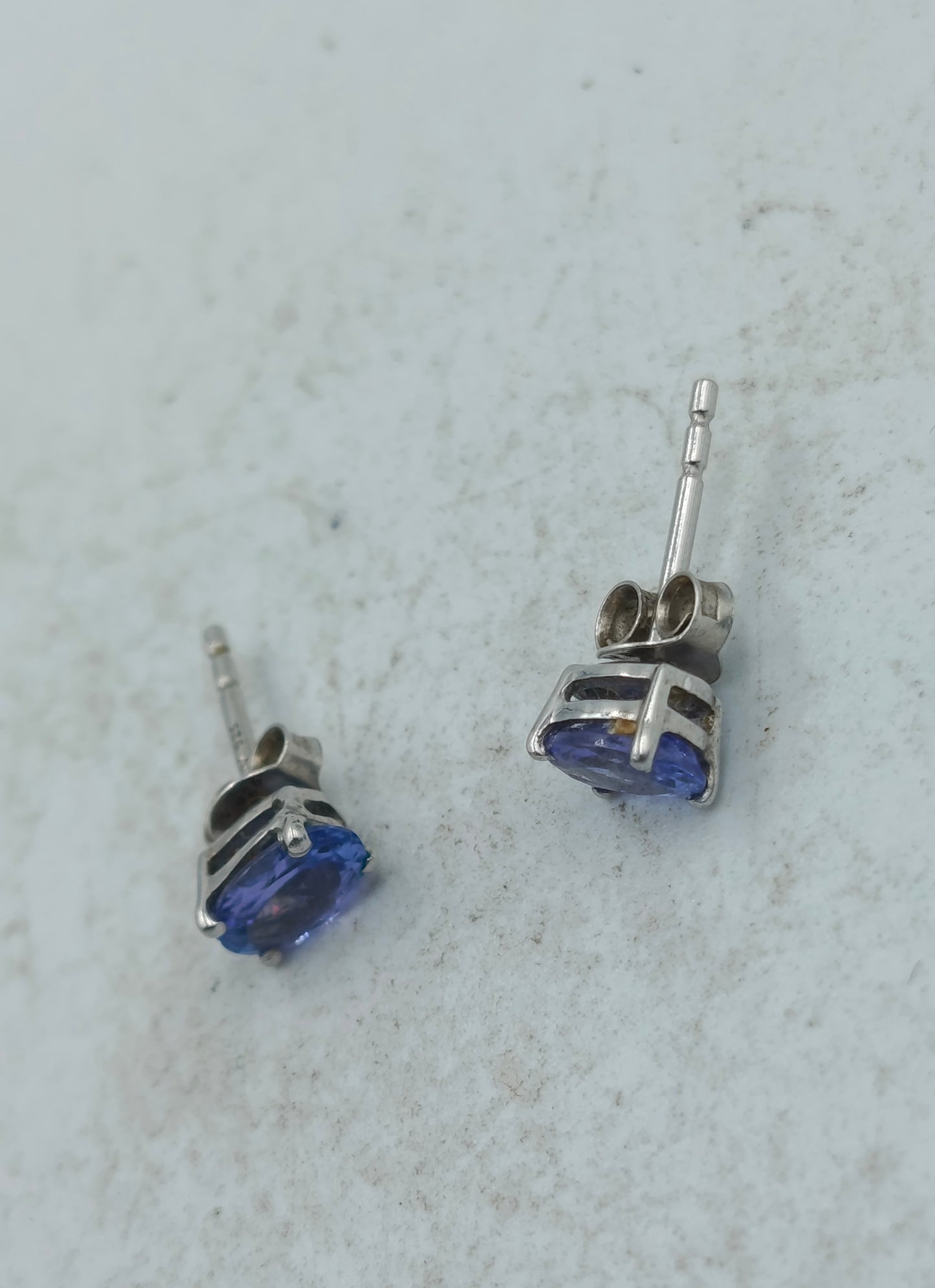 Zarte Ohrstecker aus 925 Silber mit blauem Stein im eleganten klassischen Design