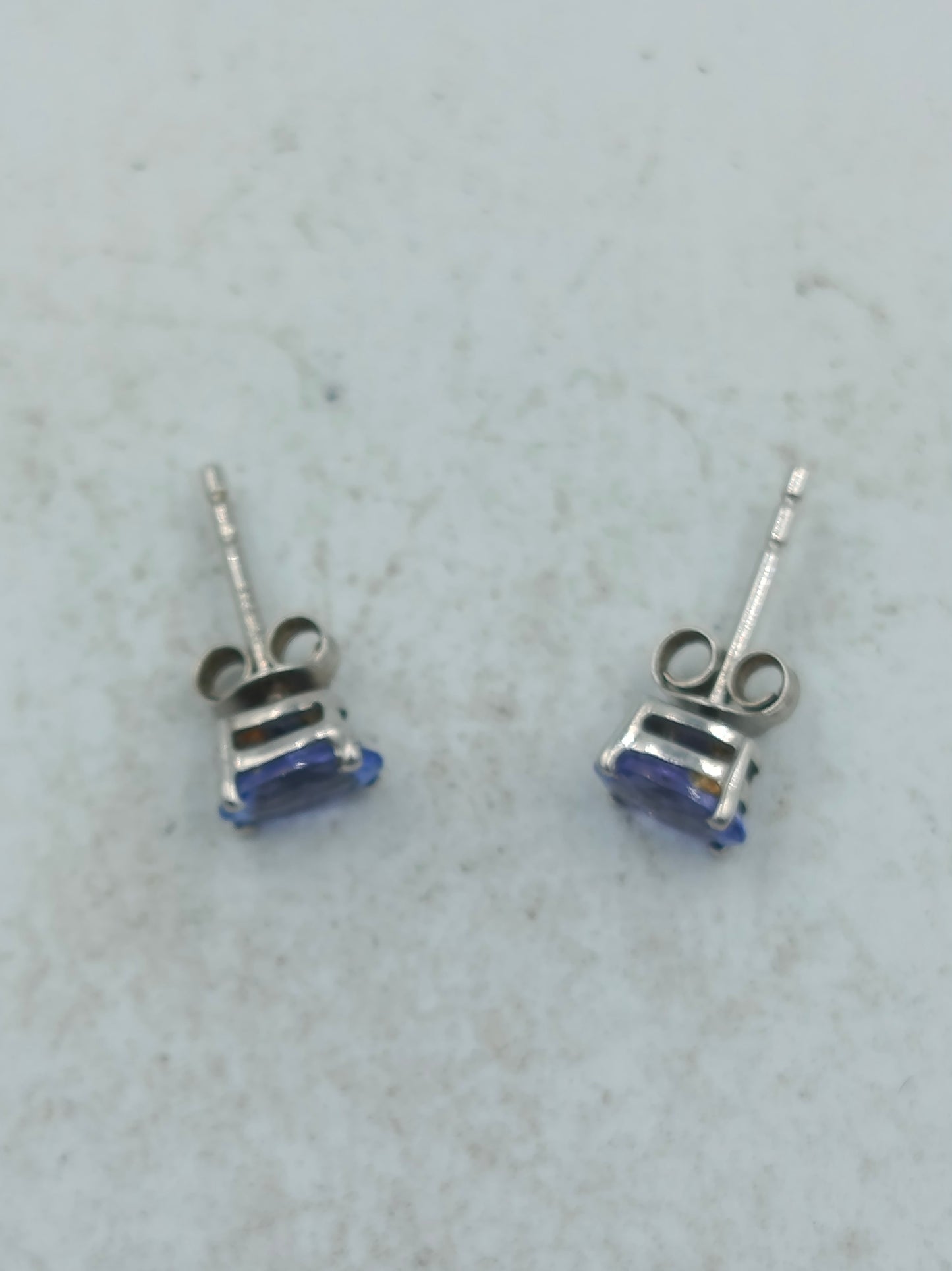 Zarte Ohrstecker aus 925 Silber mit blauem Stein im eleganten klassischen Design