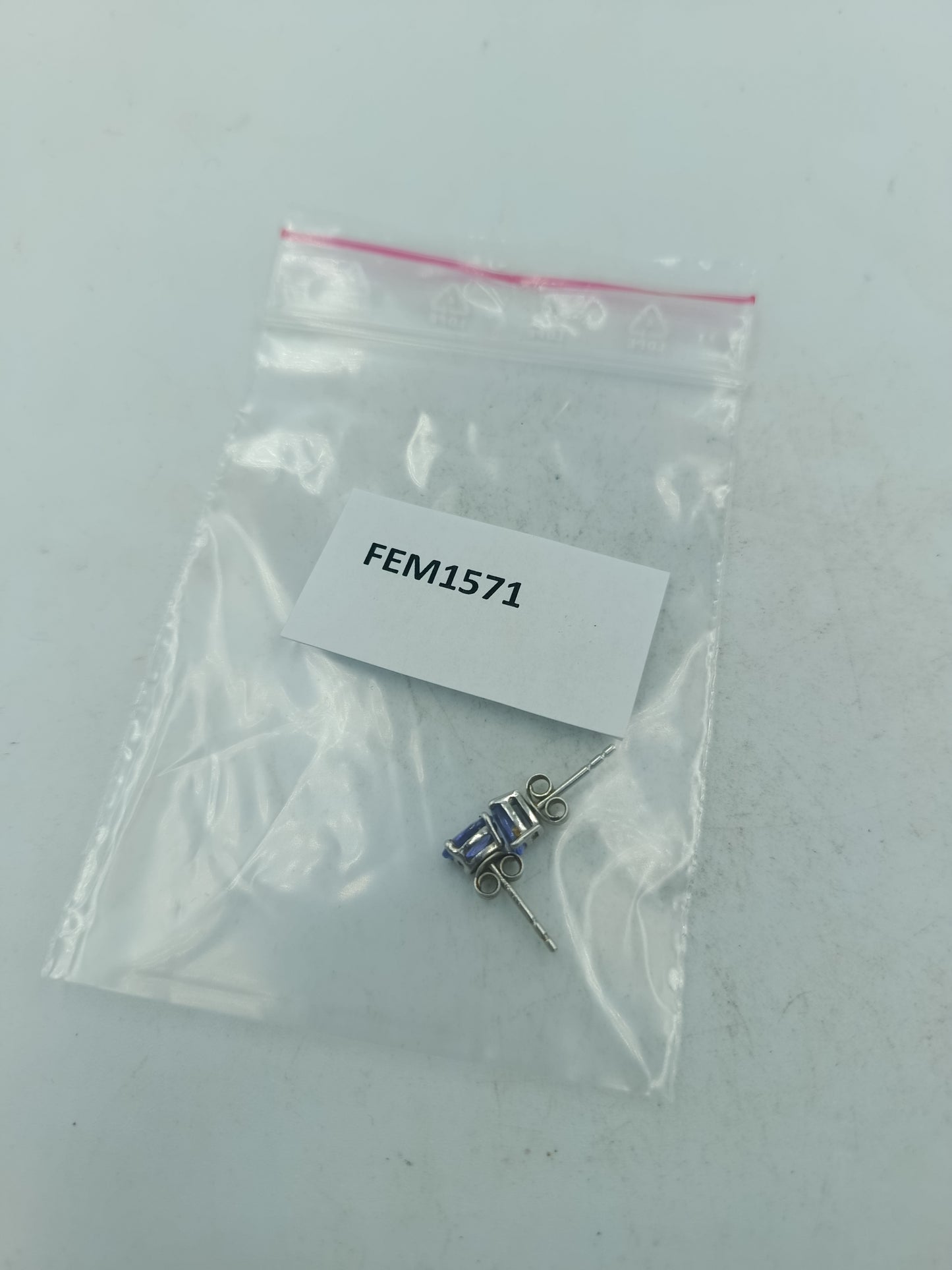 Zarte Ohrstecker aus 925 Silber mit blauem Stein im eleganten klassischen Design