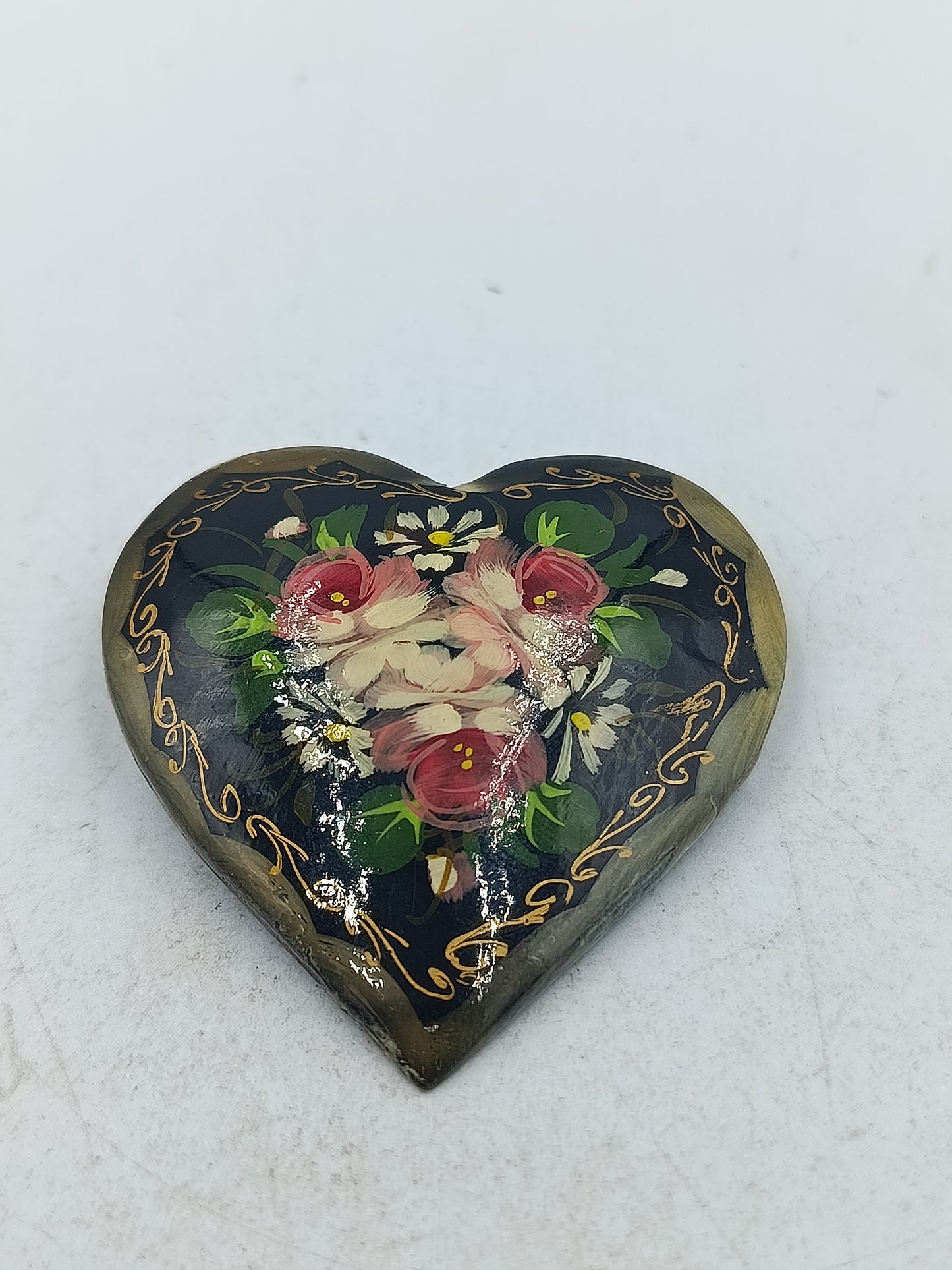 Handbemalte Herz Brosche mit floralem Motiv im romantischen Vintage Stil