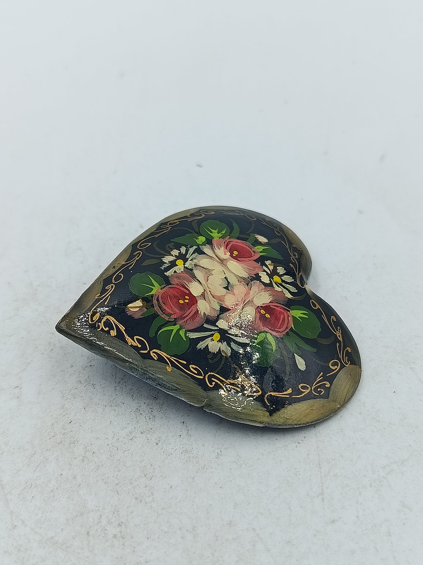 Handbemalte Herz Brosche mit floralem Motiv im romantischen Vintage Stil