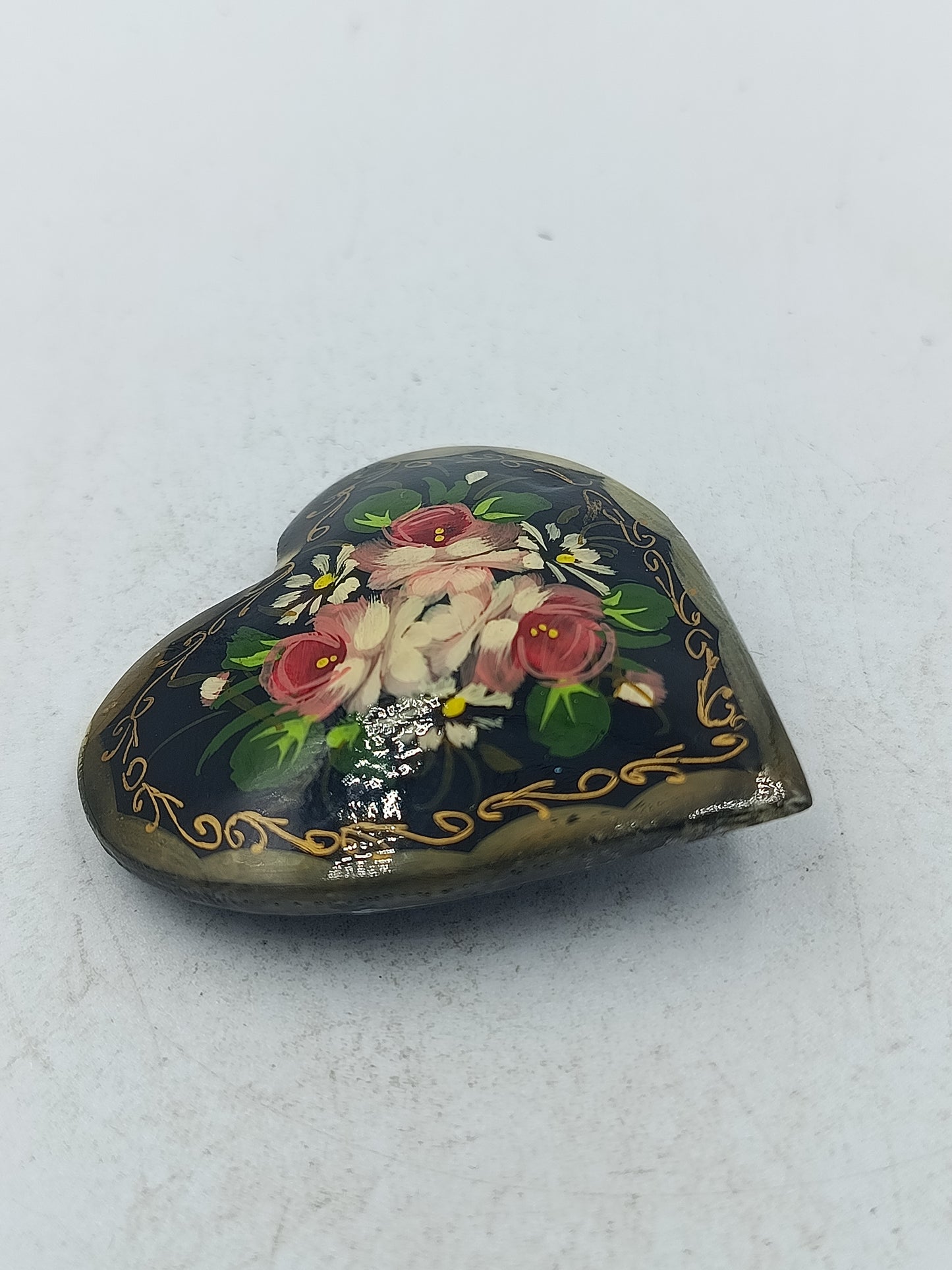 Handbemalte Herz Brosche mit floralem Motiv im romantischen Vintage Stil