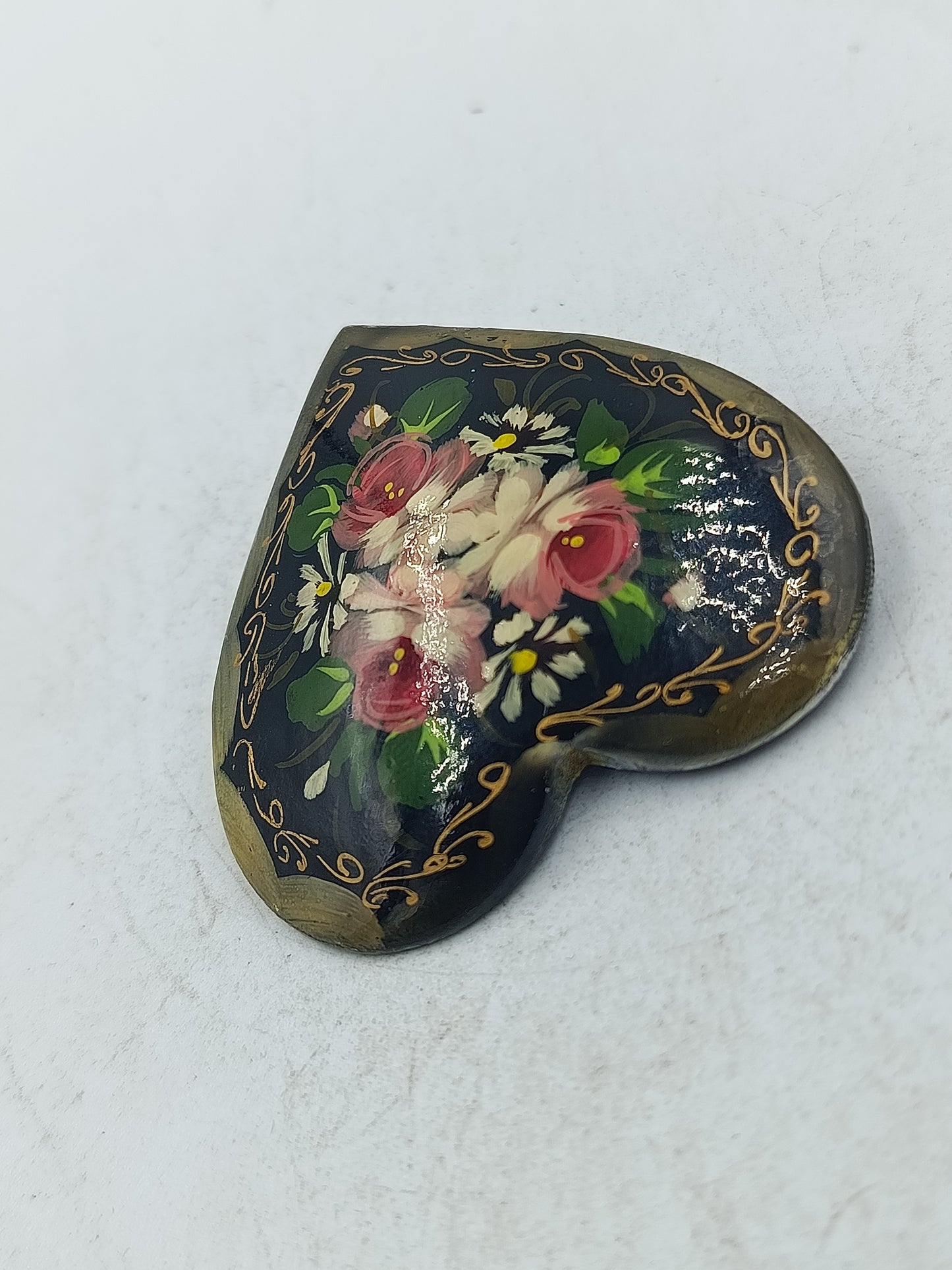 Handbemalte Herz Brosche mit floralem Motiv im romantischen Vintage Stil