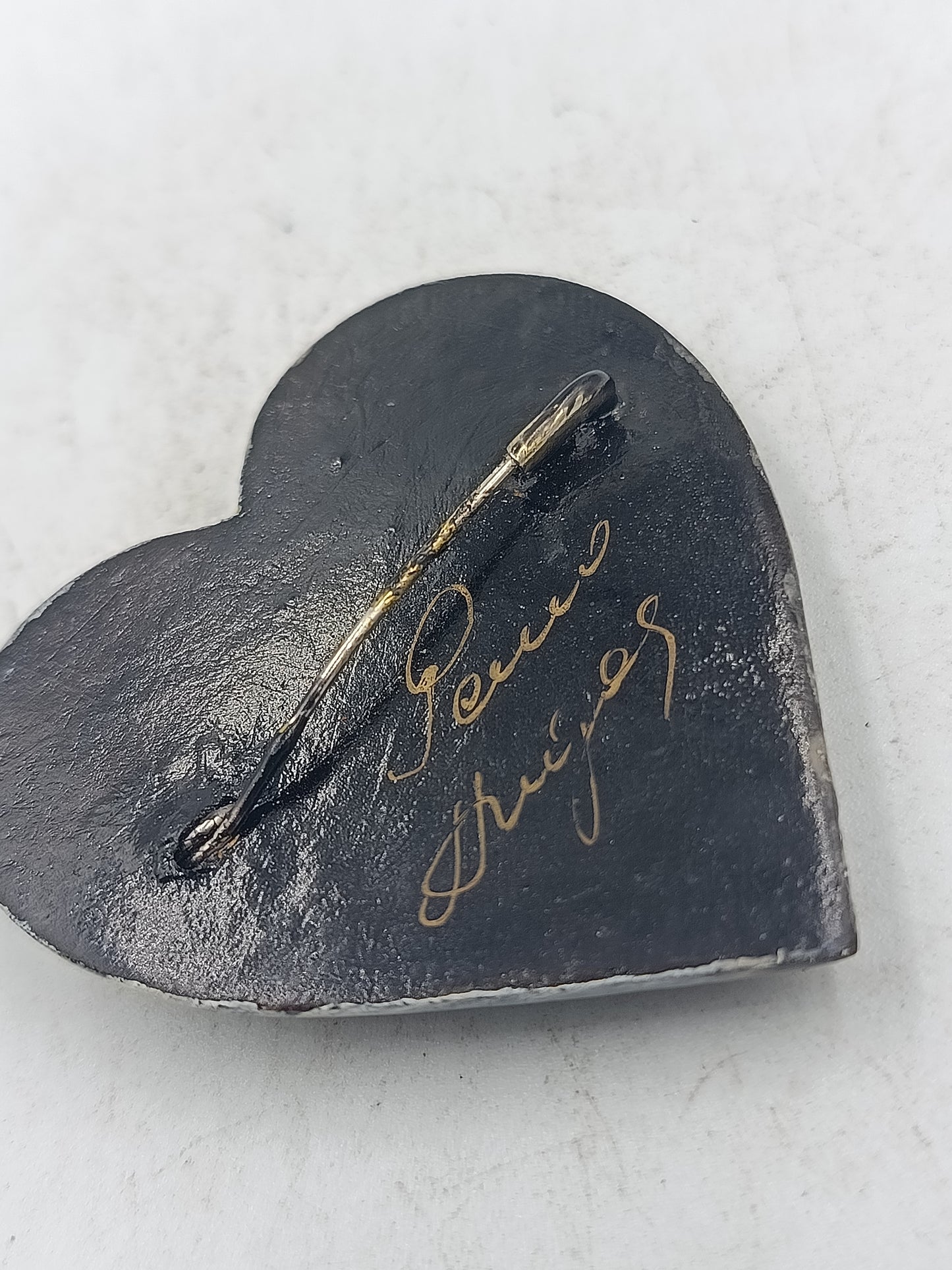 Handbemalte Herz Brosche mit floralem Motiv im romantischen Vintage Stil